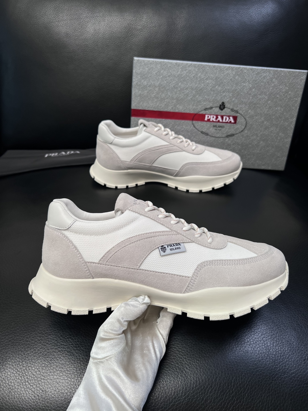 PRADA  高品质  顶级工艺品 普拉达 专柜同步 原厂配置，意大利进口原版牛皮面料，透气舒适进口水染
