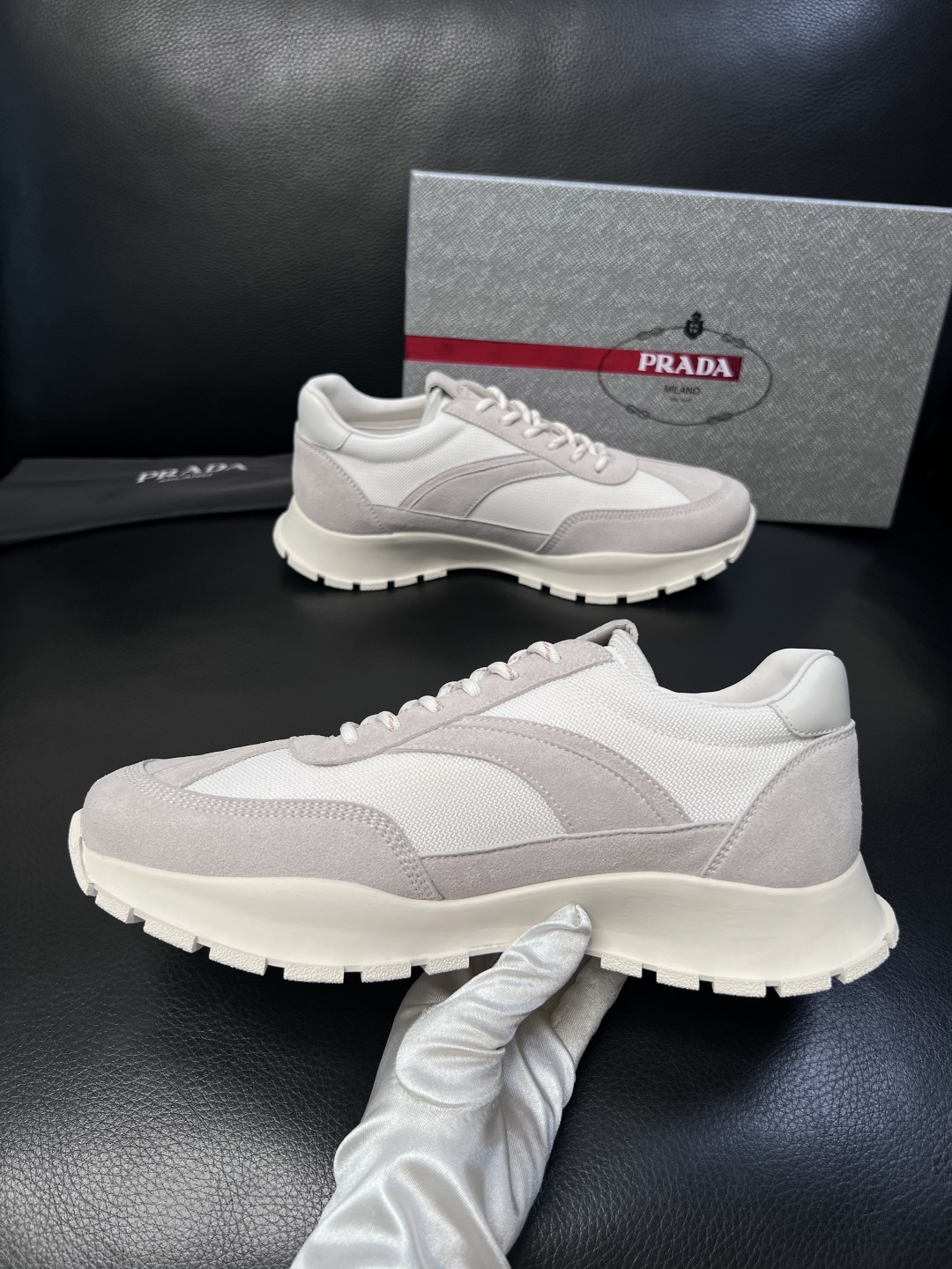 PRADA  高品质  顶级工艺品 普拉达 专柜同步 原厂配置，意大利进口原版牛皮面料，透气舒适进口水染