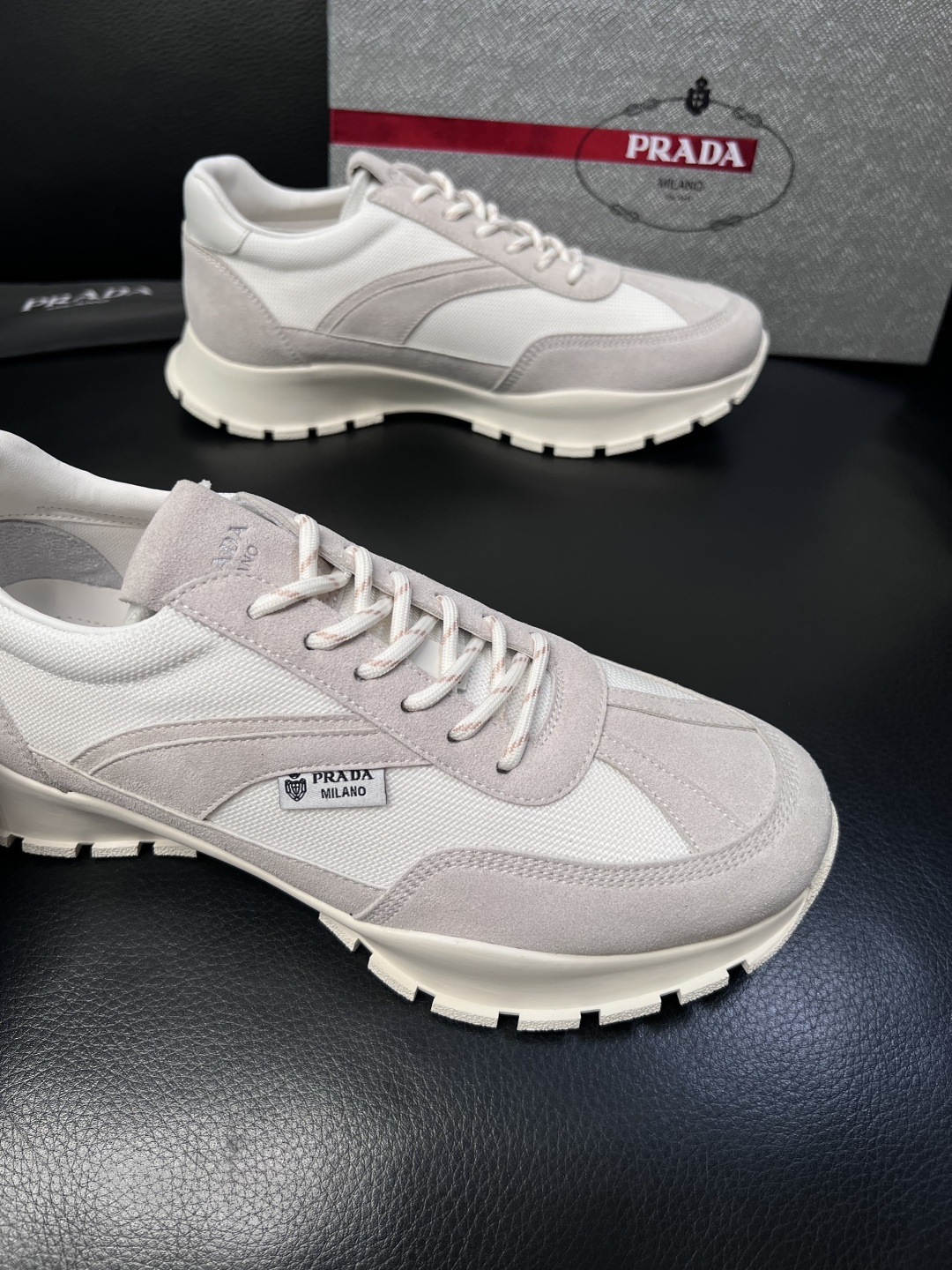 PRADA  高品质  顶级工艺品 普拉达 专柜同步 原厂配置，意大利进口原版牛皮面料，透气舒适进口水染
