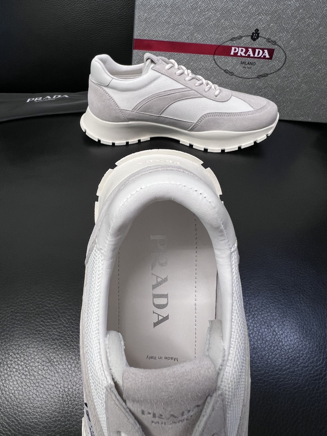 PRADA  高品质  顶级工艺品 普拉达 专柜同步 原厂配置，意大利进口原版牛皮面料，透气舒适进口水染