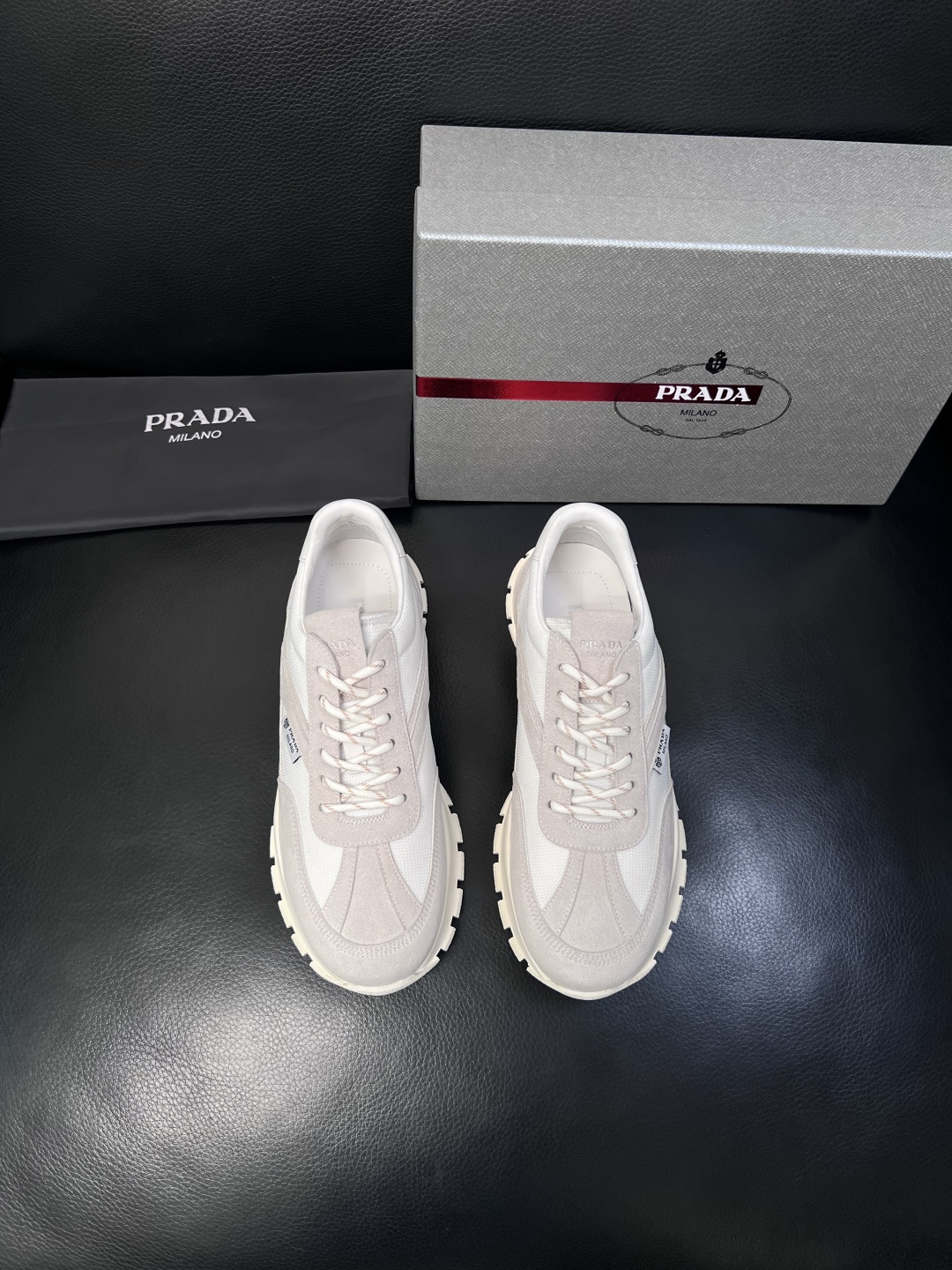PRADA  高品质  顶级工艺品 普拉达 专柜同步 原厂配置，意大利进口原版牛皮面料，透气舒适进口水染