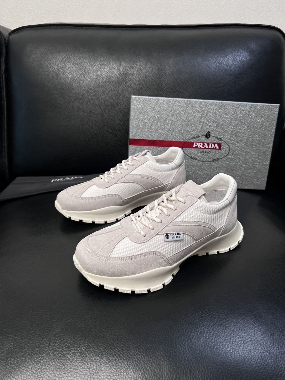PRADA  高品质  顶级工艺品 普拉达 专柜同步 原厂配置，意大利进口原版牛皮面料，透气舒适进口水染