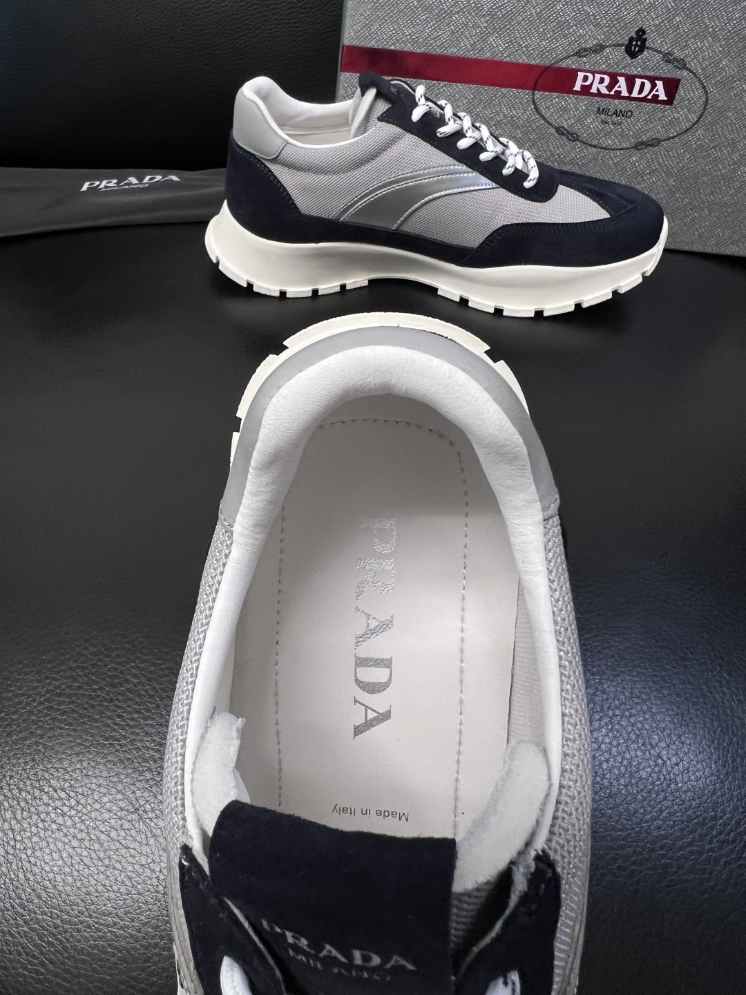 PRADA  高品质  顶级工艺品 普拉达 专柜同步 原厂配置，意大利进口原版牛皮面料，透气舒适进口水染