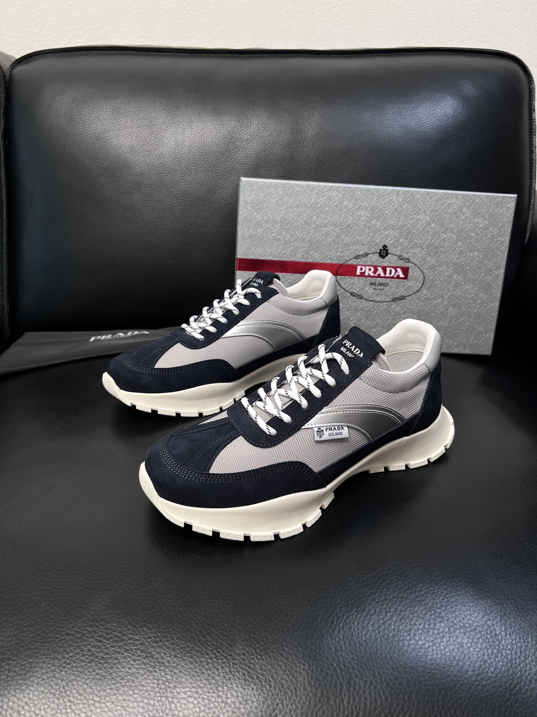 PRADA  高品质  顶级工艺品 普拉达 专柜同步 原厂配置，意大利进口原版牛皮面料，透气舒适进口水染