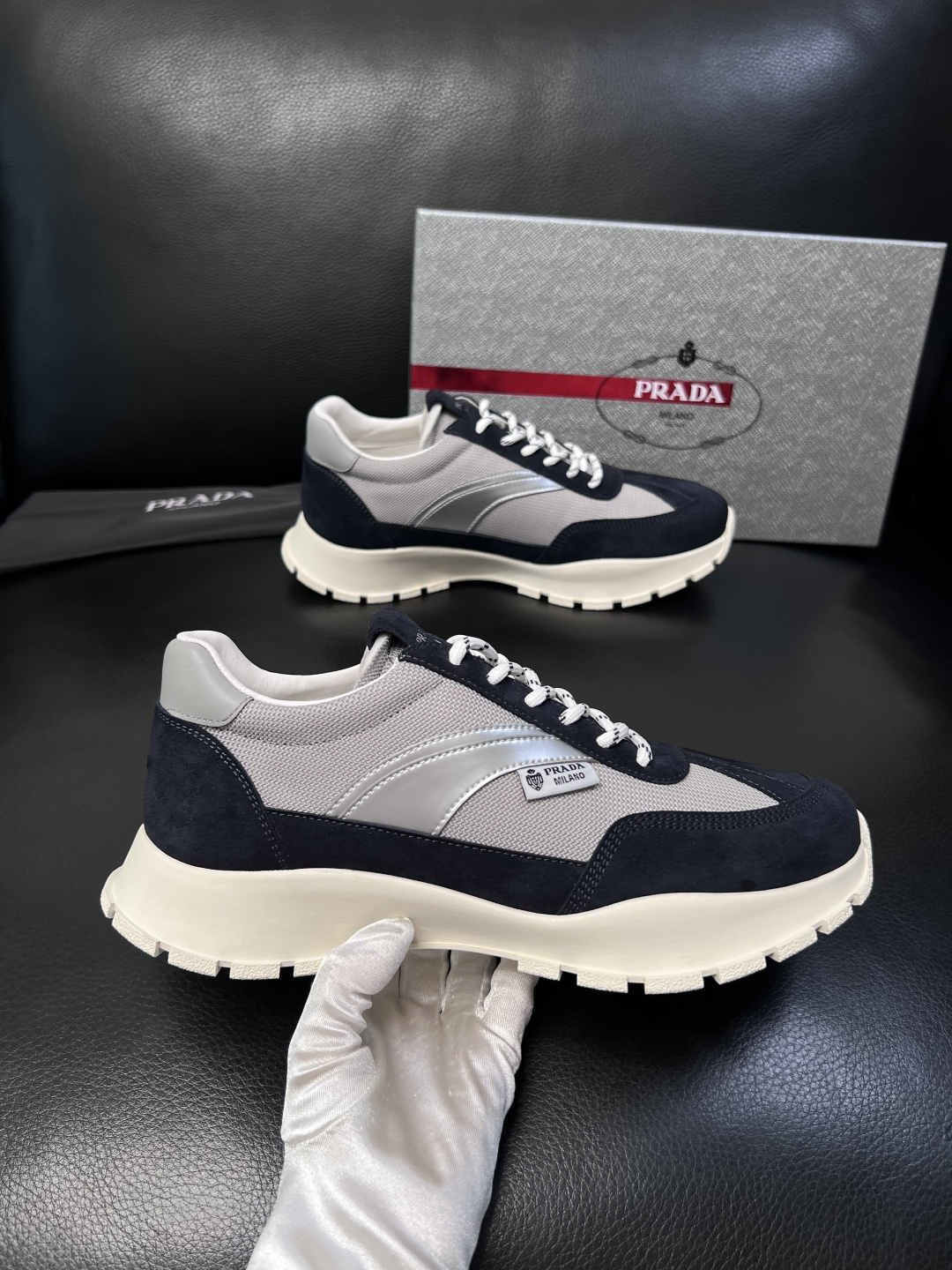 PRADA  高品质  顶级工艺品 普拉达 专柜同步 原厂配置，意大利进口原版牛皮面料，透气舒适进口水染