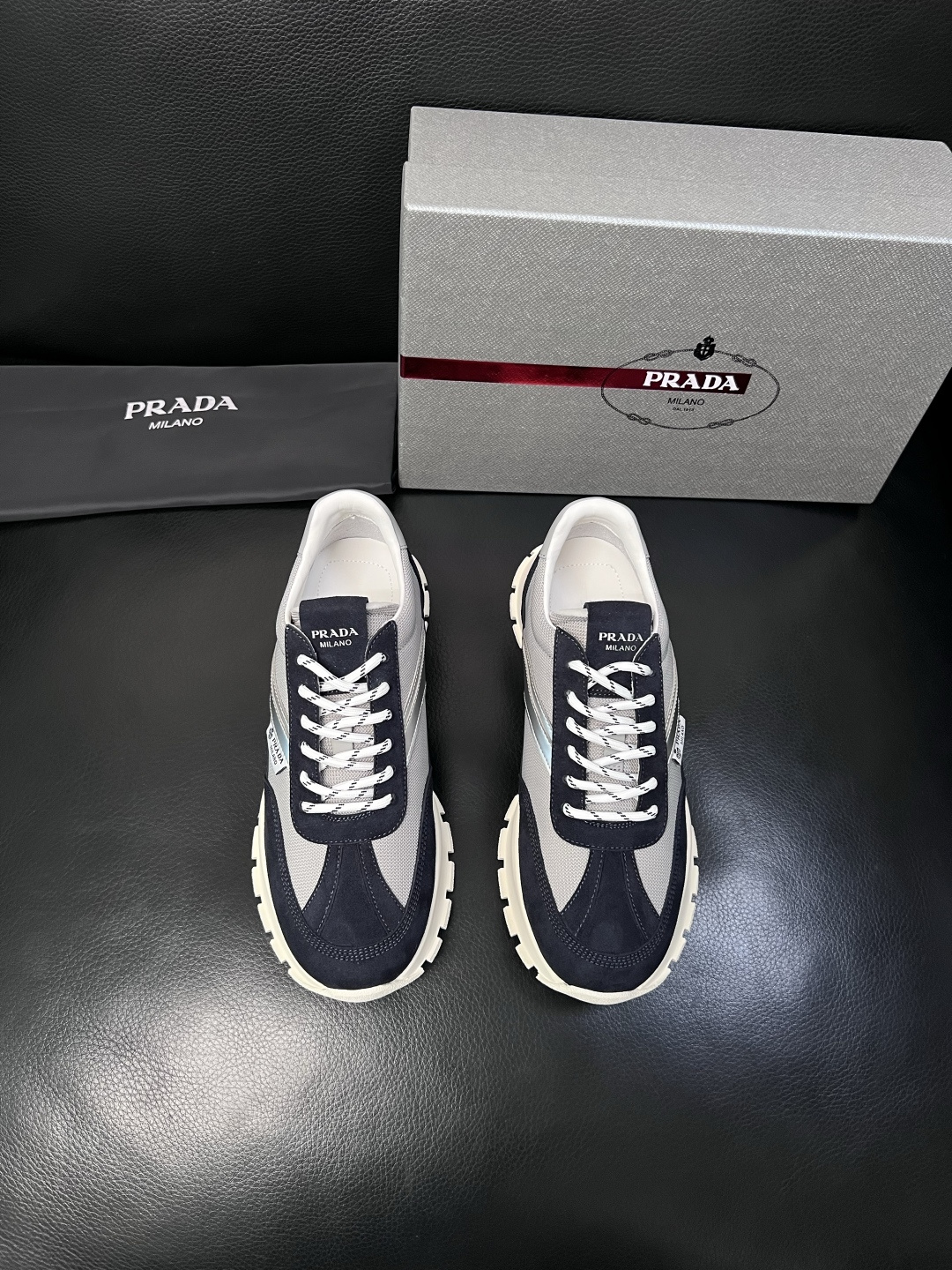 PRADA  高品质  顶级工艺品 普拉达 专柜同步 原厂配置，意大利进口原版牛皮面料，透气舒适进口水染