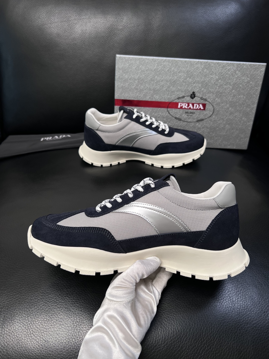PRADA  高品质  顶级工艺品 普拉达 专柜同步 原厂配置，意大利进口原版牛皮面料，透气舒适进口水染
