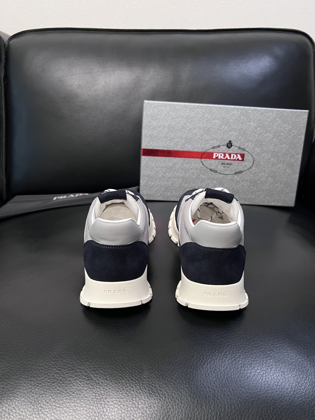 PRADA  高品质  顶级工艺品 普拉达 专柜同步 原厂配置，意大利进口原版牛皮面料，透气舒适进口水染