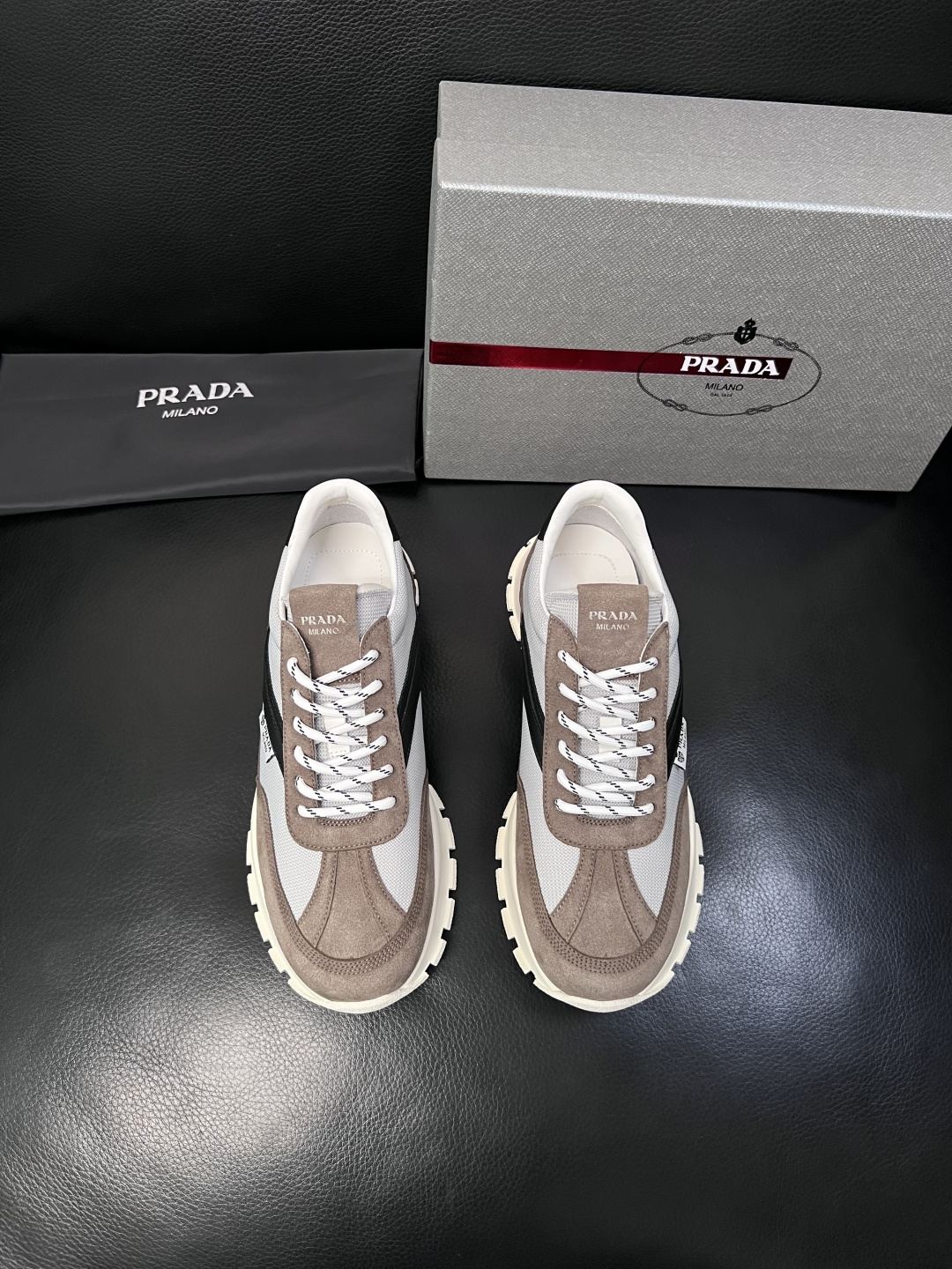 PRADA  高品质  顶级工艺品 普拉达 专柜同步 原厂配置，意大利进口原版牛皮面料，透气舒适进口水染