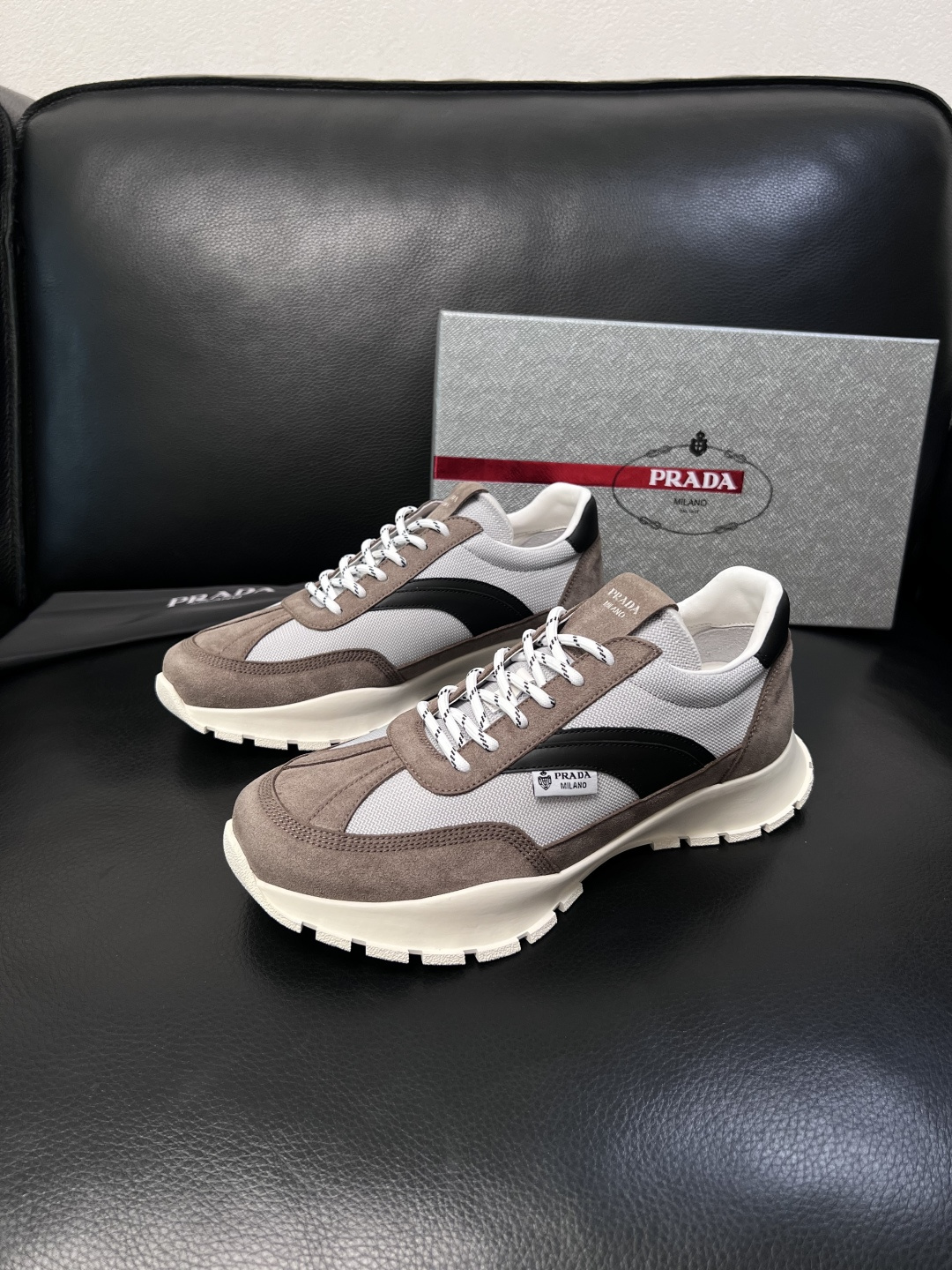 PRADA  高品质  顶级工艺品 普拉达 专柜同步 原厂配置，意大利进口原版牛皮面料，透气舒适进口水染