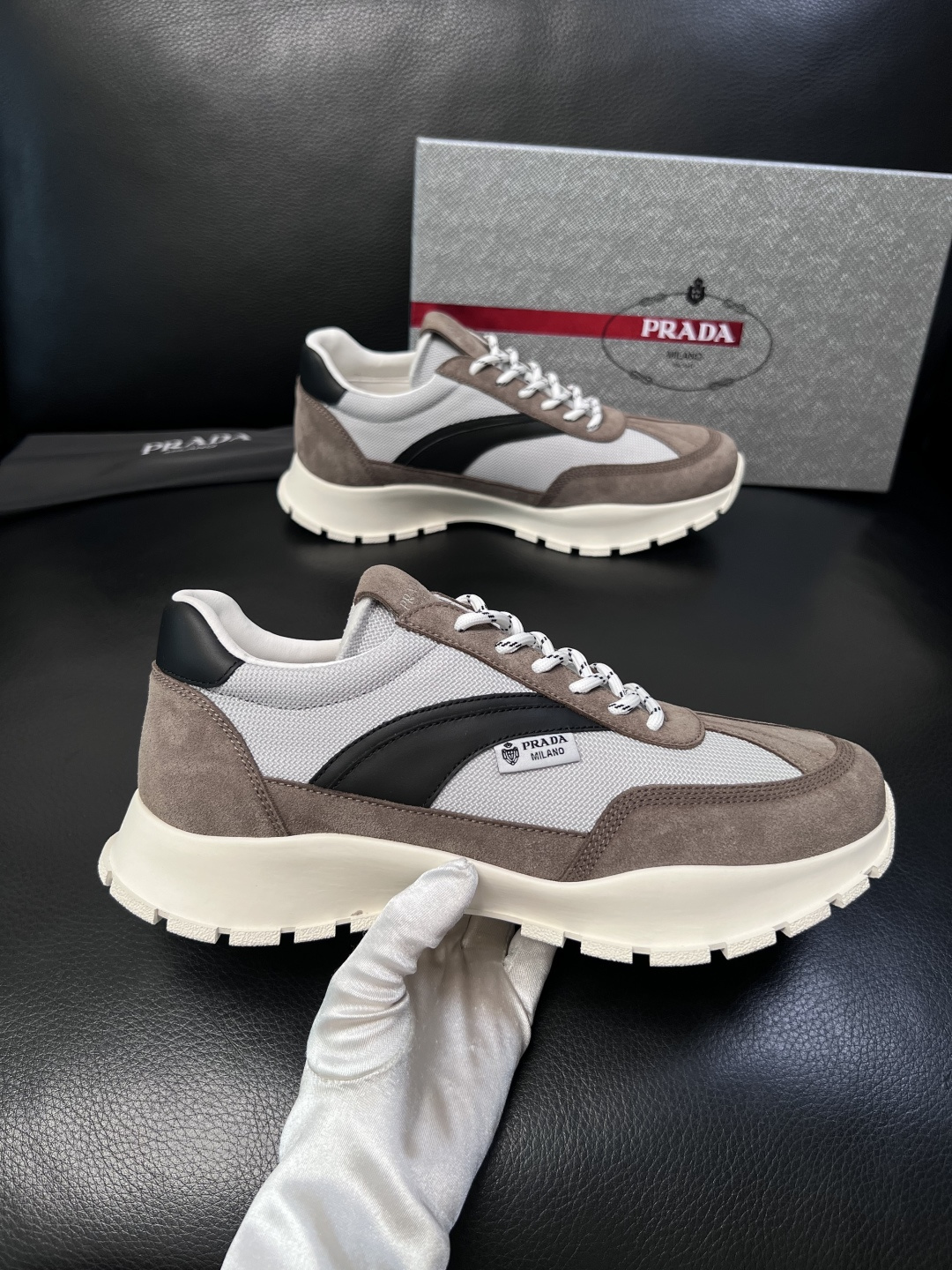 PRADA  高品质  顶级工艺品 普拉达 专柜同步 原厂配置，意大利进口原版牛皮面料，透气舒适进口水染