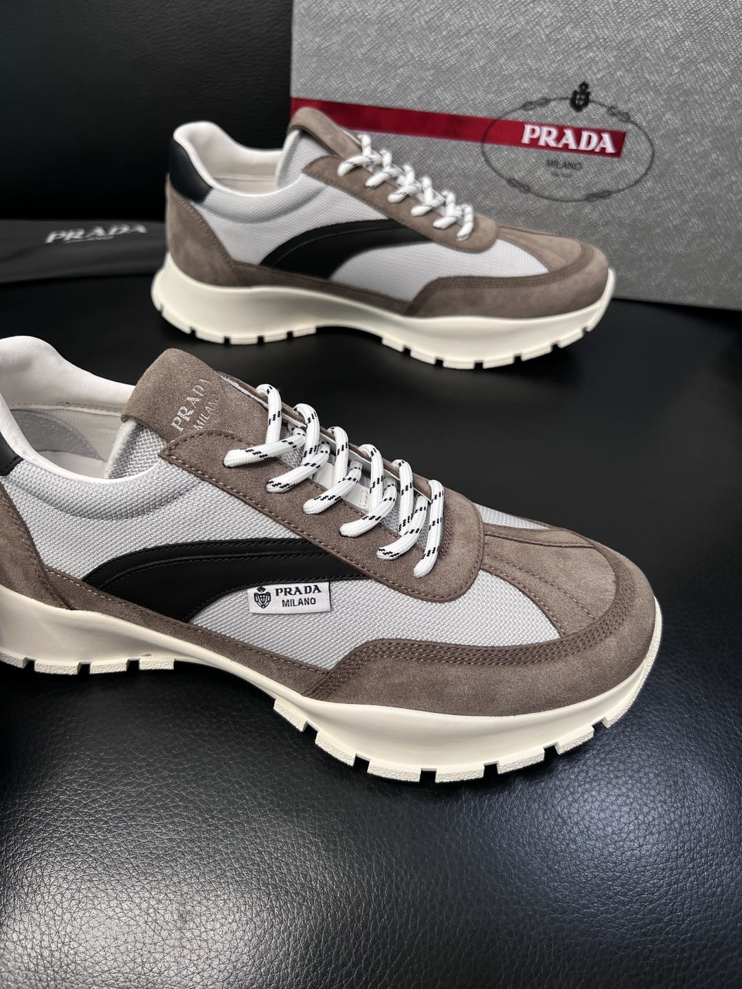 PRADA  高品质  顶级工艺品 普拉达 专柜同步 原厂配置，意大利进口原版牛皮面料，透气舒适进口水染