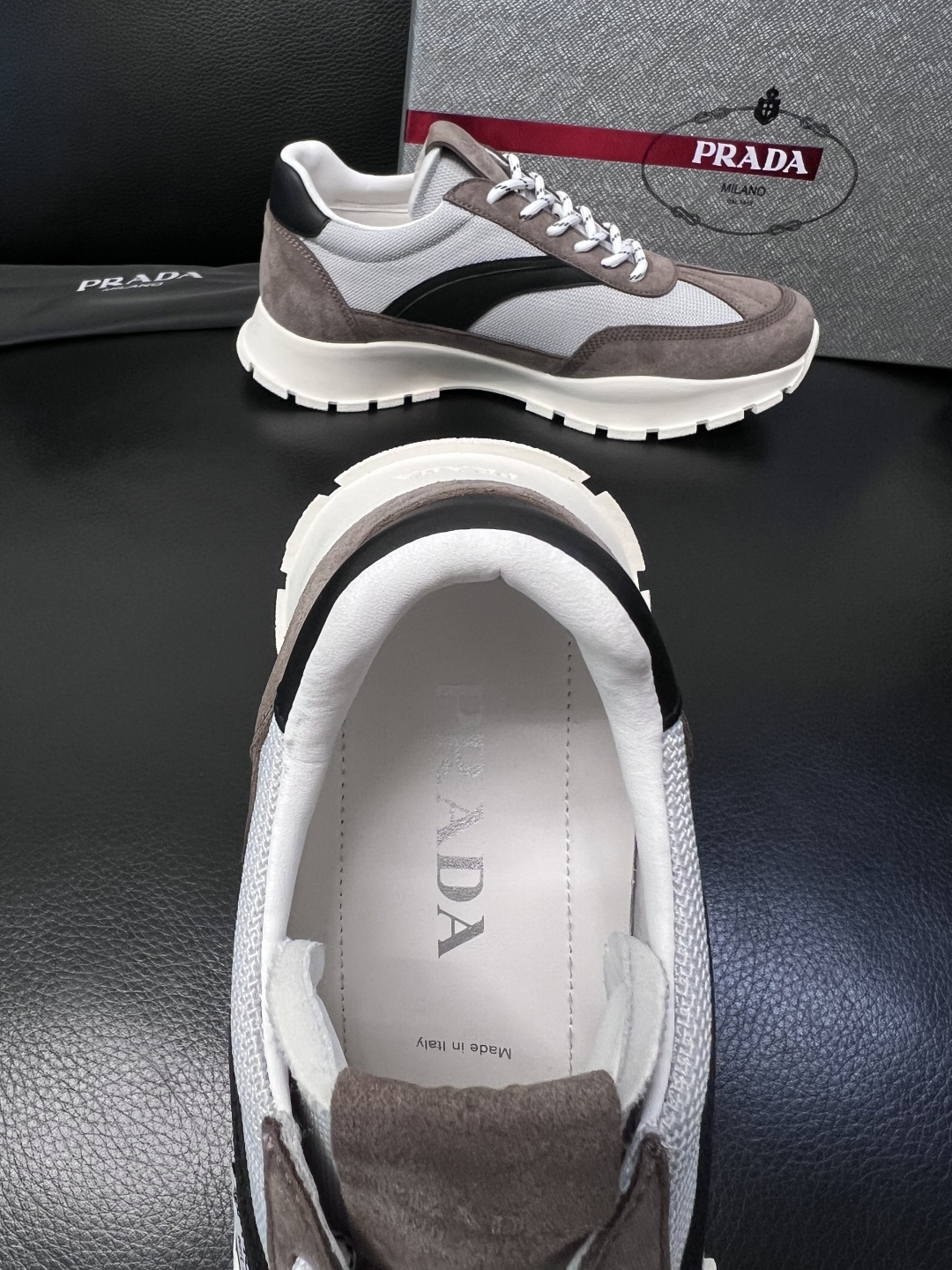 PRADA  高品质  顶级工艺品 普拉达 专柜同步 原厂配置，意大利进口原版牛皮面料，透气舒适进口水染