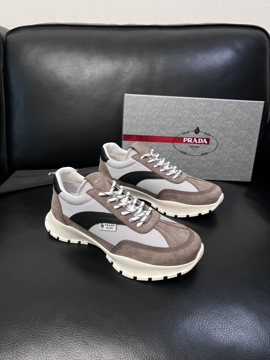 PRADA  高品质  顶级工艺品 普拉达 专柜同步 原厂配置，意大利进口原版牛皮面料，透气舒适进口水染