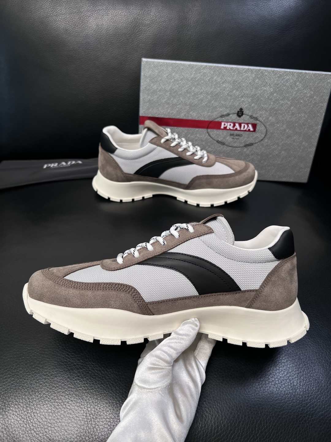 PRADA  高品质  顶级工艺品 普拉达 专柜同步 原厂配置，意大利进口原版牛皮面料，透气舒适进口水染