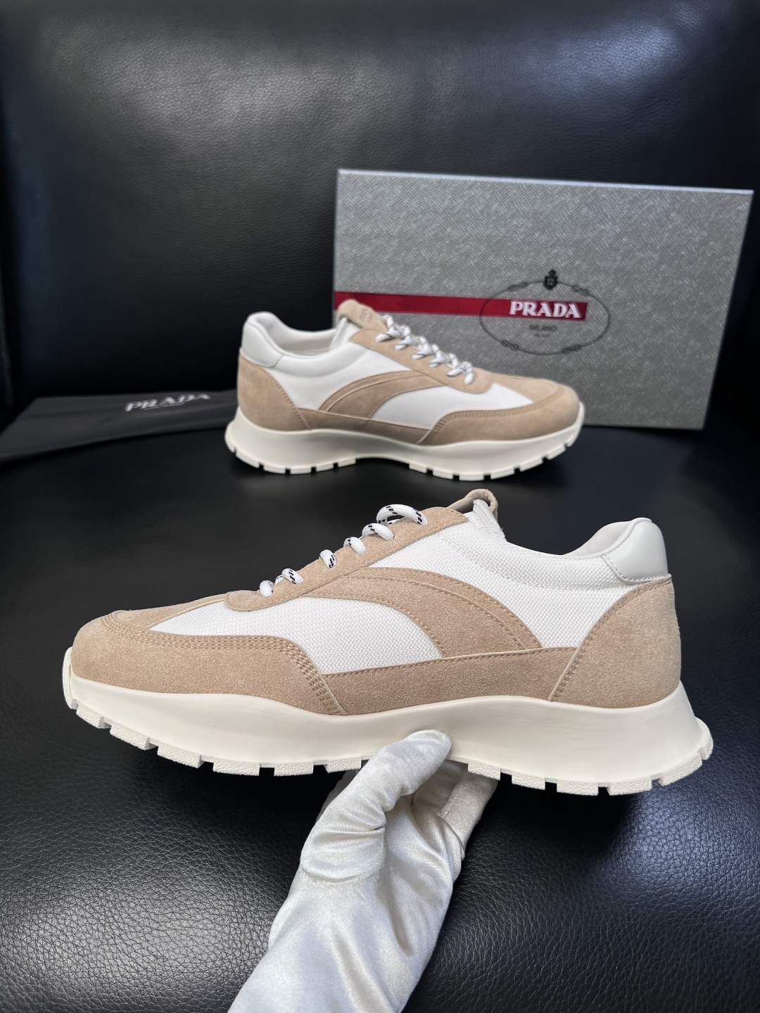 PRADA  高品质  顶级工艺品 普拉达 专柜同步 原厂配置，意大利进口原版牛皮面料，透气舒适进口水染