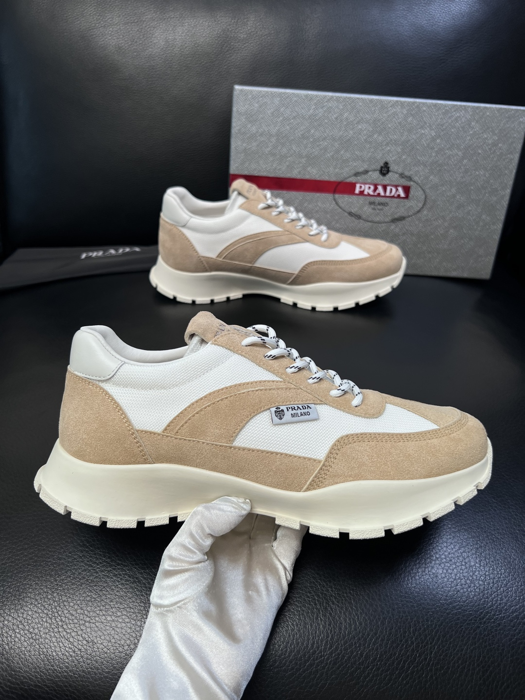 PRADA  高品质  顶级工艺品 普拉达 专柜同步 原厂配置，意大利进口原版牛皮面料，透气舒适进口水染