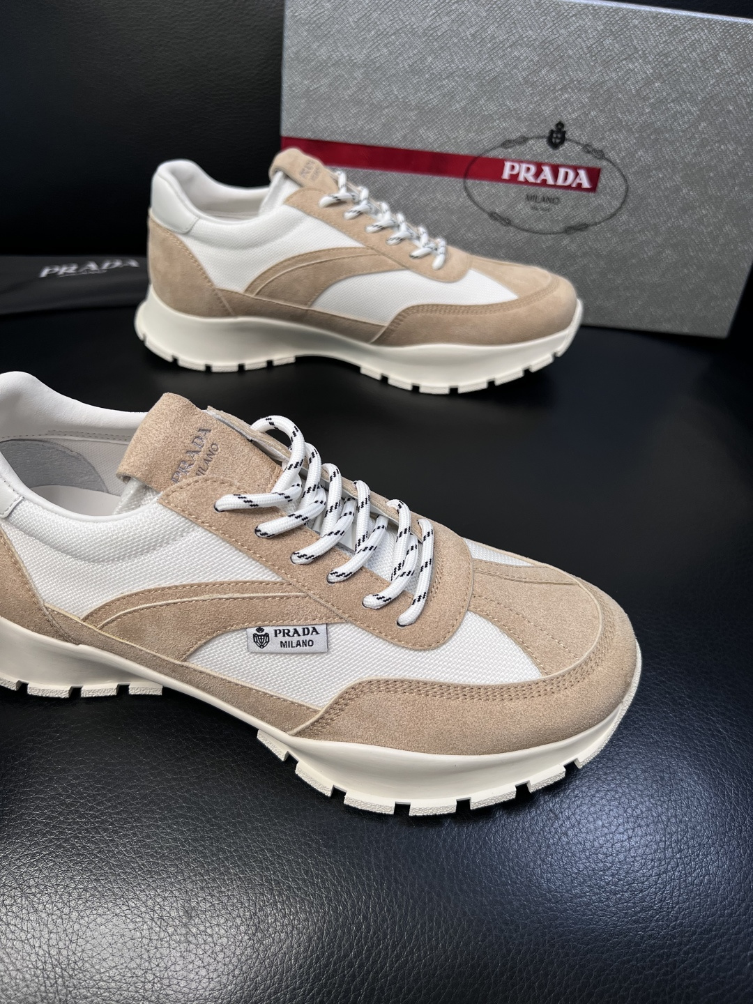 PRADA  高品质  顶级工艺品 普拉达 专柜同步 原厂配置，意大利进口原版牛皮面料，透气舒适进口水染