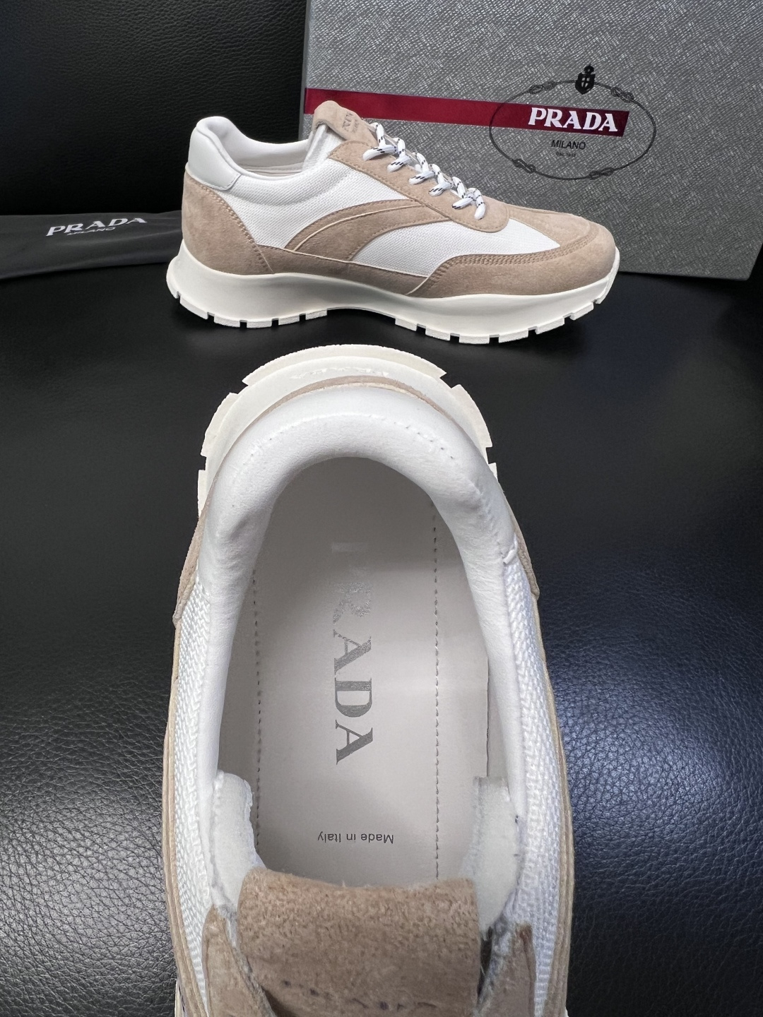 PRADA  高品质  顶级工艺品 普拉达 专柜同步 原厂配置，意大利进口原版牛皮面料，透气舒适进口水染