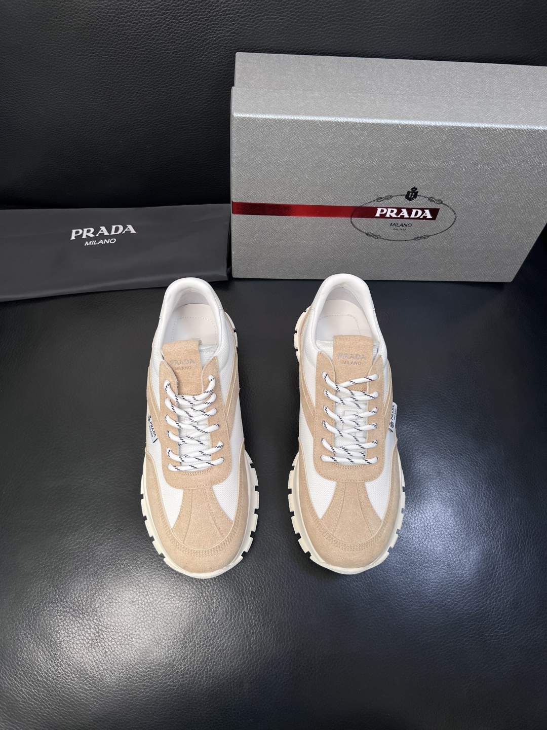 PRADA  高品质  顶级工艺品 普拉达 专柜同步 原厂配置，意大利进口原版牛皮面料，透气舒适进口水染