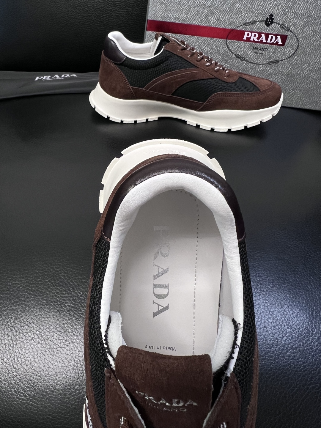 PRADA  高品质  顶级工艺品 普拉达 专柜同步 原厂配置，意大利进口原版牛皮面料，透气舒适进口水染
