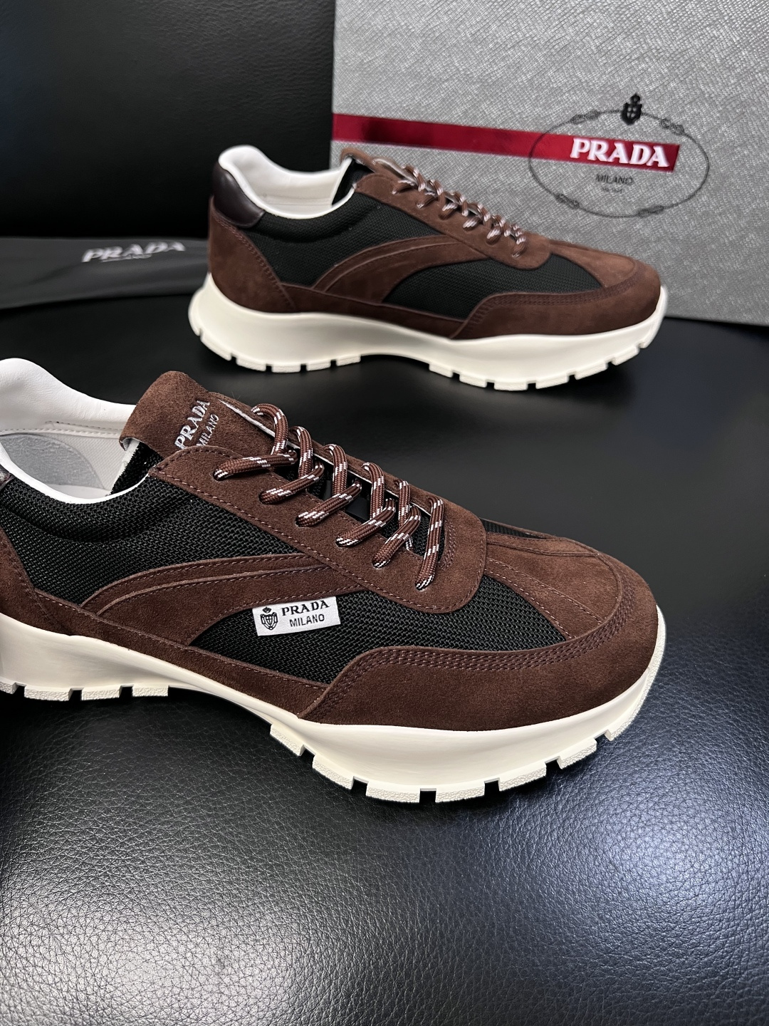 PRADA  高品质  顶级工艺品 普拉达 专柜同步 原厂配置，意大利进口原版牛皮面料，透气舒适进口水染