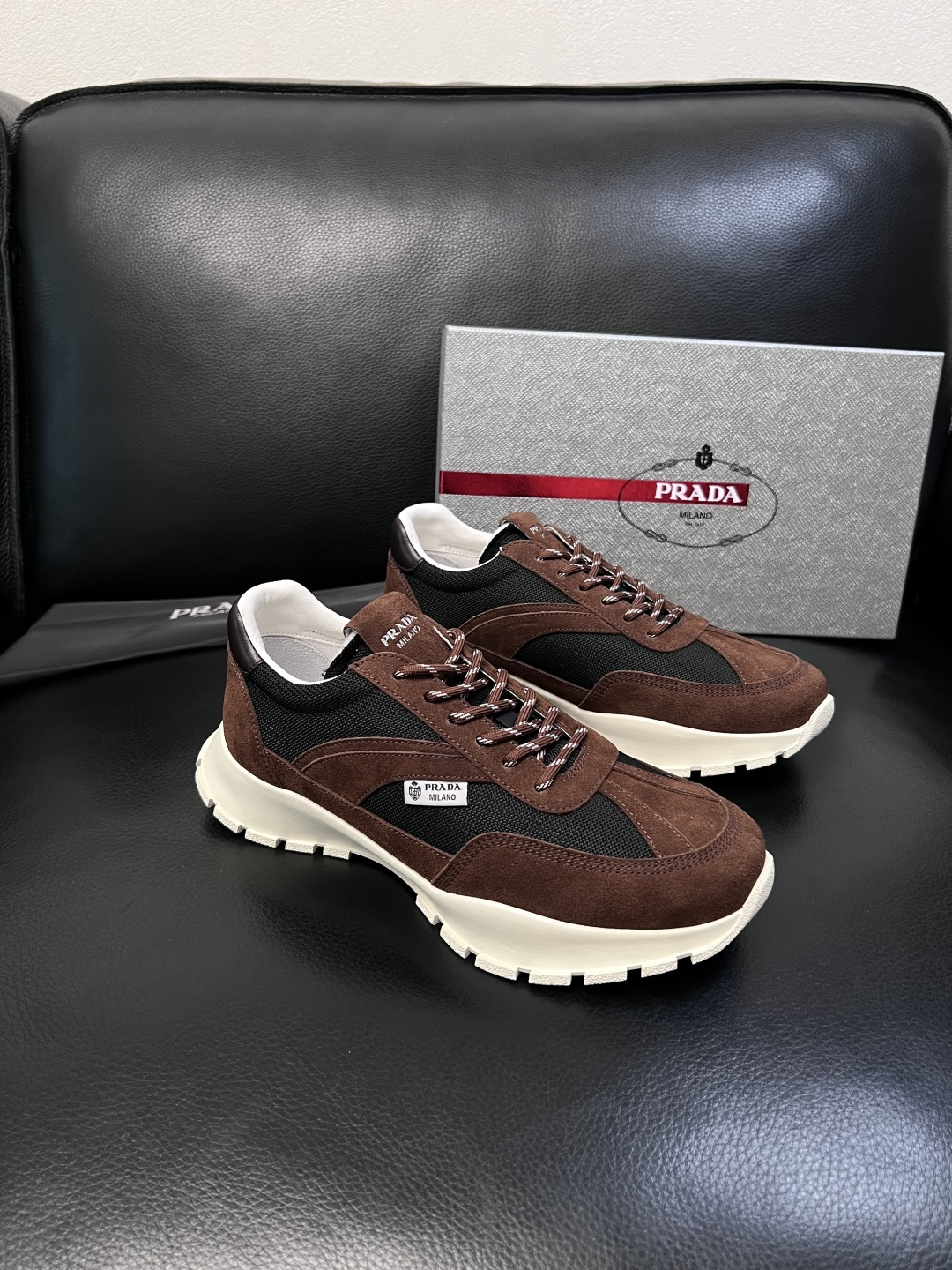 PRADA  高品质  顶级工艺品 普拉达 专柜同步 原厂配置，意大利进口原版牛皮面料，透气舒适进口水染