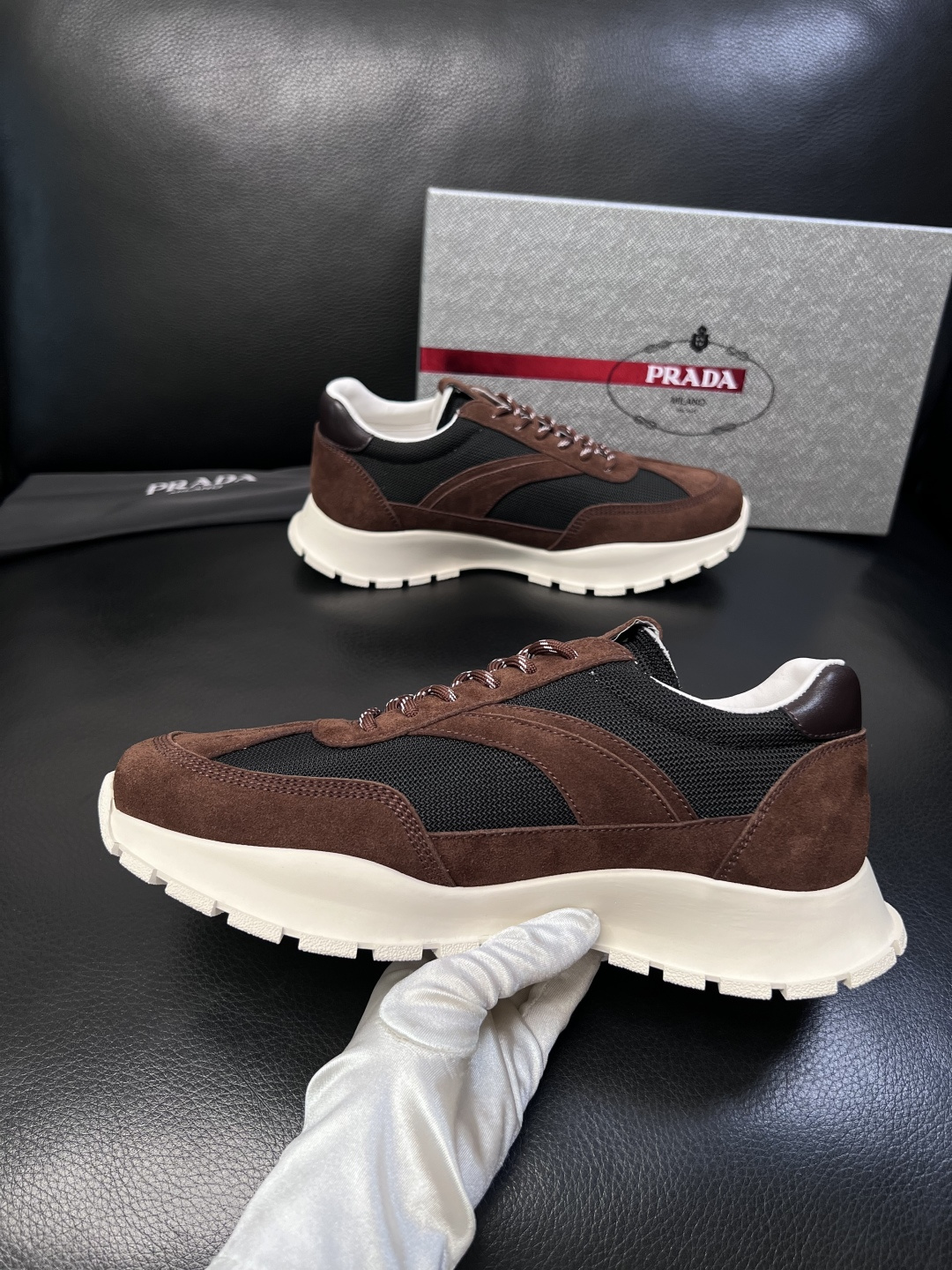PRADA  高品质  顶级工艺品 普拉达 专柜同步 原厂配置，意大利进口原版牛皮面料，透气舒适进口水染