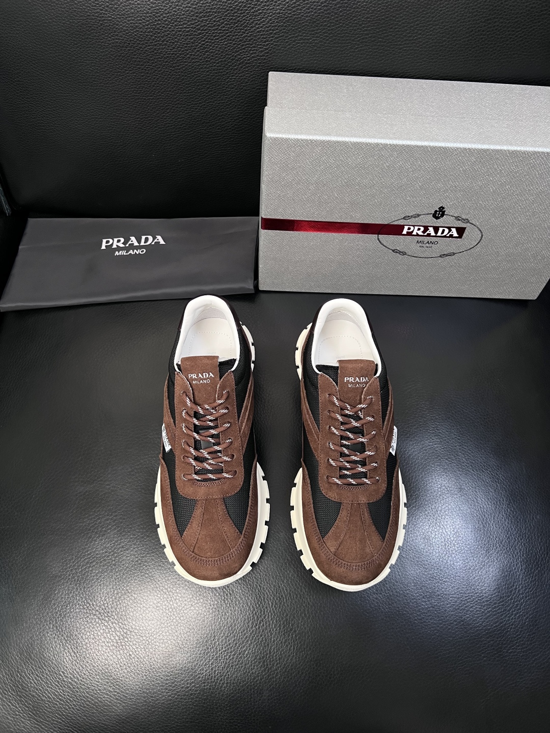 PRADA  高品质  顶级工艺品 普拉达 专柜同步 原厂配置，意大利进口原版牛皮面料，透气舒适进口水染