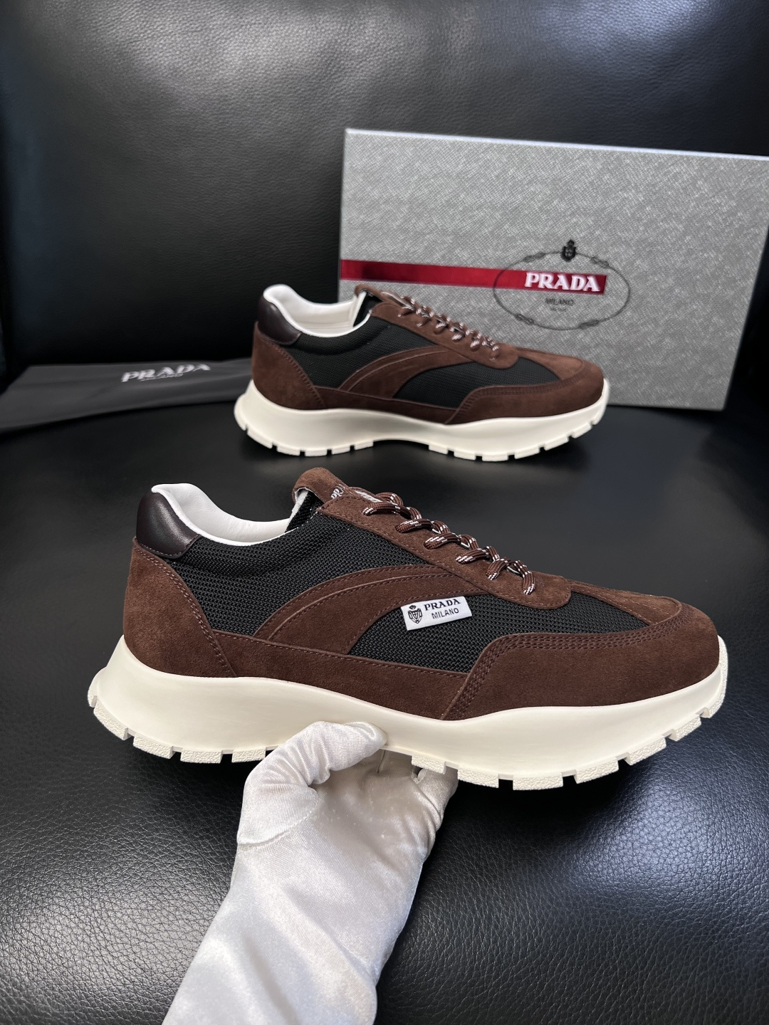 PRADA  高品质  顶级工艺品 普拉达 专柜同步 原厂配置，意大利进口原版牛皮面料，透气舒适进口水染