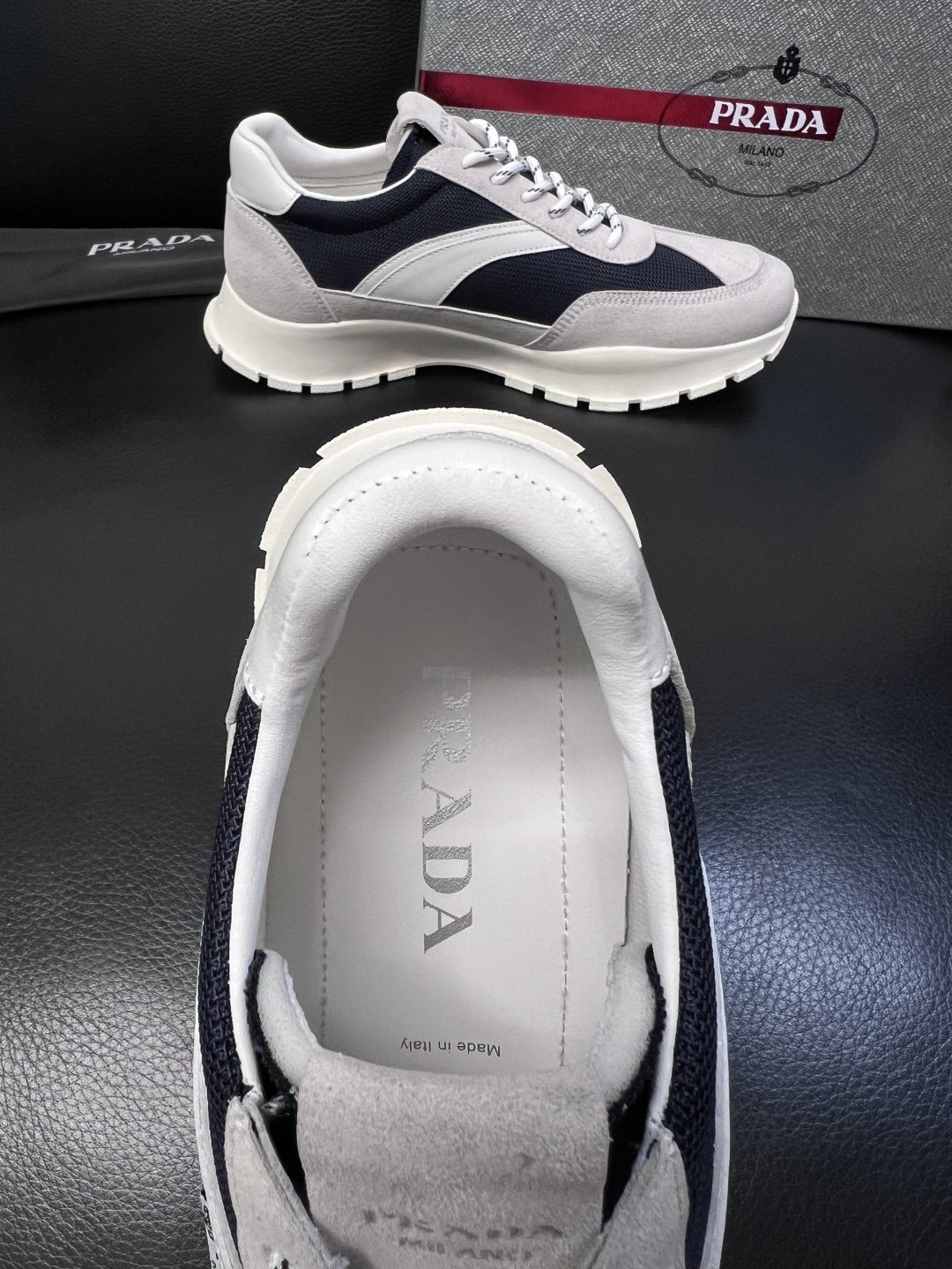 PRADA  高品质  顶级工艺品 普拉达 专柜同步 原厂配置，意大利进口原版牛皮面料，透气舒适进口水染