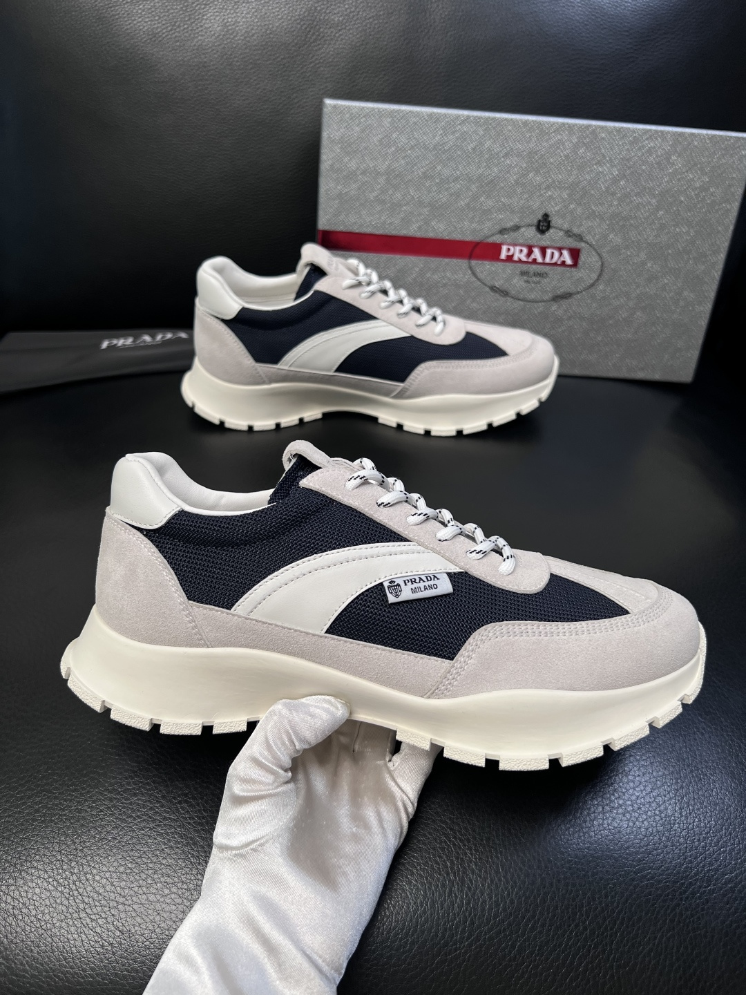 PRADA  高品质  顶级工艺品 普拉达 专柜同步 原厂配置，意大利进口原版牛皮面料，透气舒适进口水染