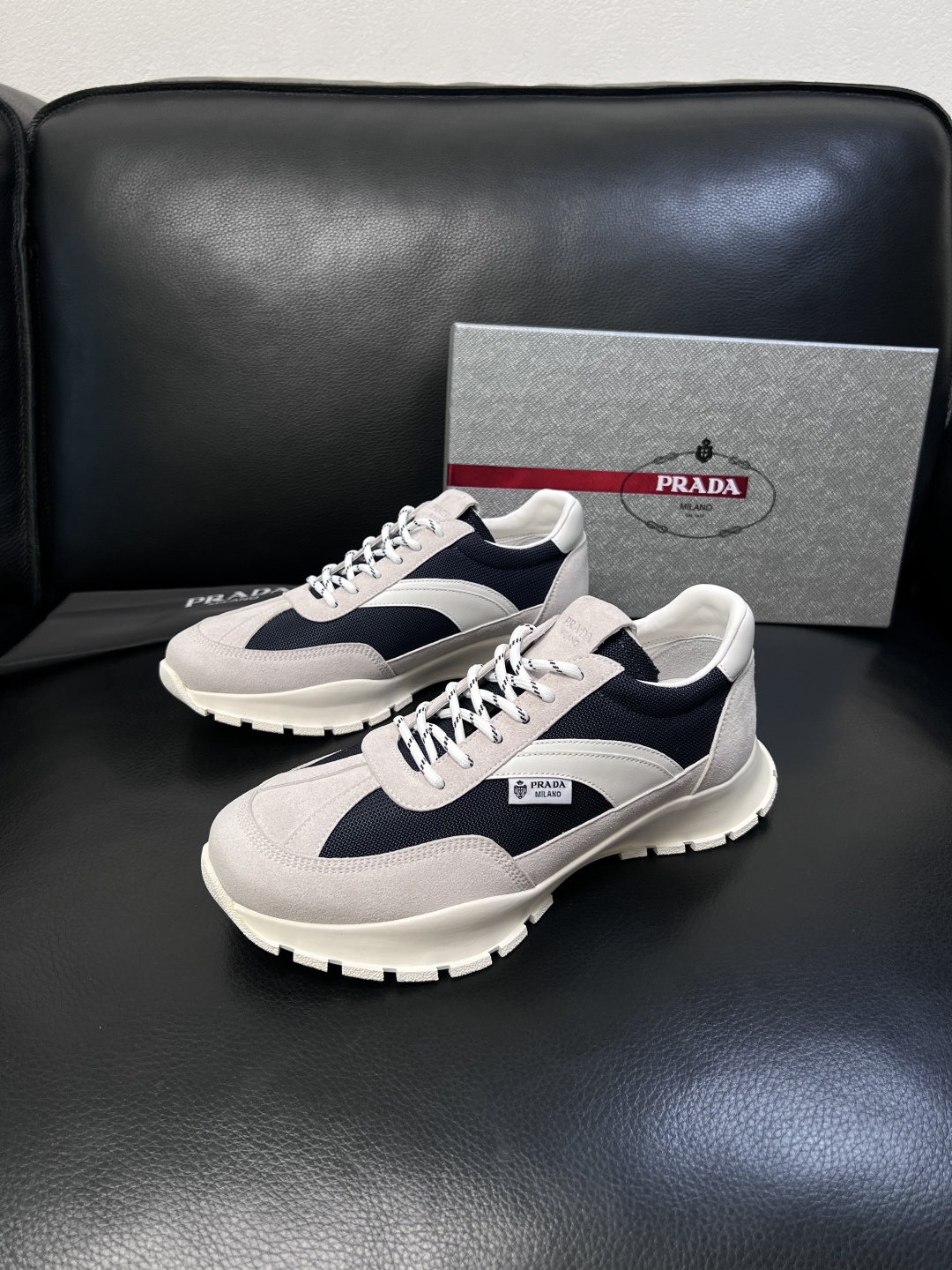 PRADA  高品质  顶级工艺品 普拉达 专柜同步 原厂配置，意大利进口原版牛皮面料，透气舒适进口水染