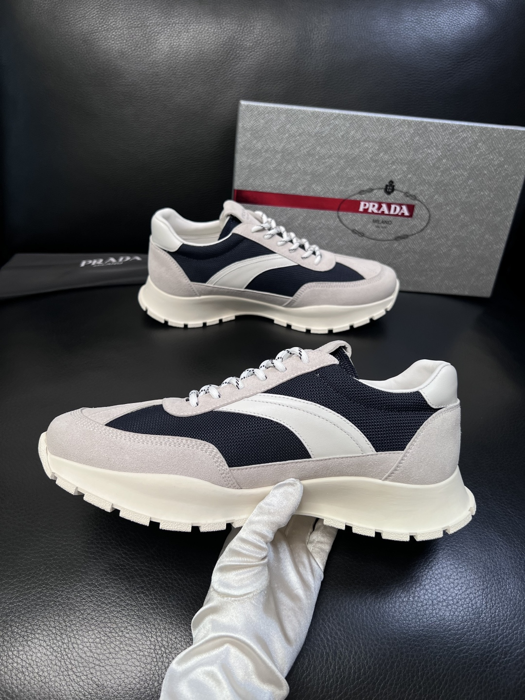 PRADA  高品质  顶级工艺品 普拉达 专柜同步 原厂配置，意大利进口原版牛皮面料，透气舒适进口水染