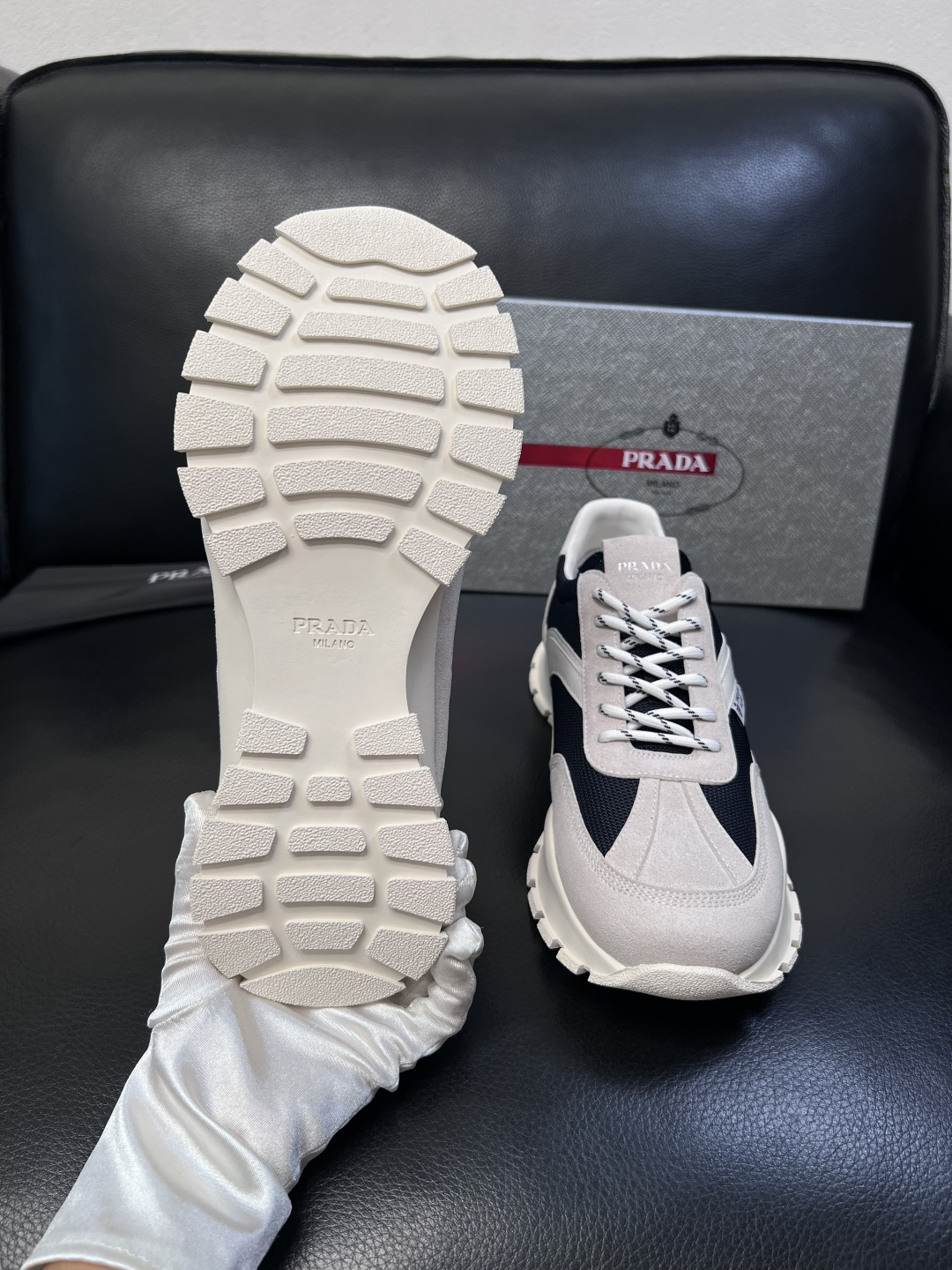 PRADA  高品质  顶级工艺品 普拉达 专柜同步 原厂配置，意大利进口原版牛皮面料，透气舒适进口水染