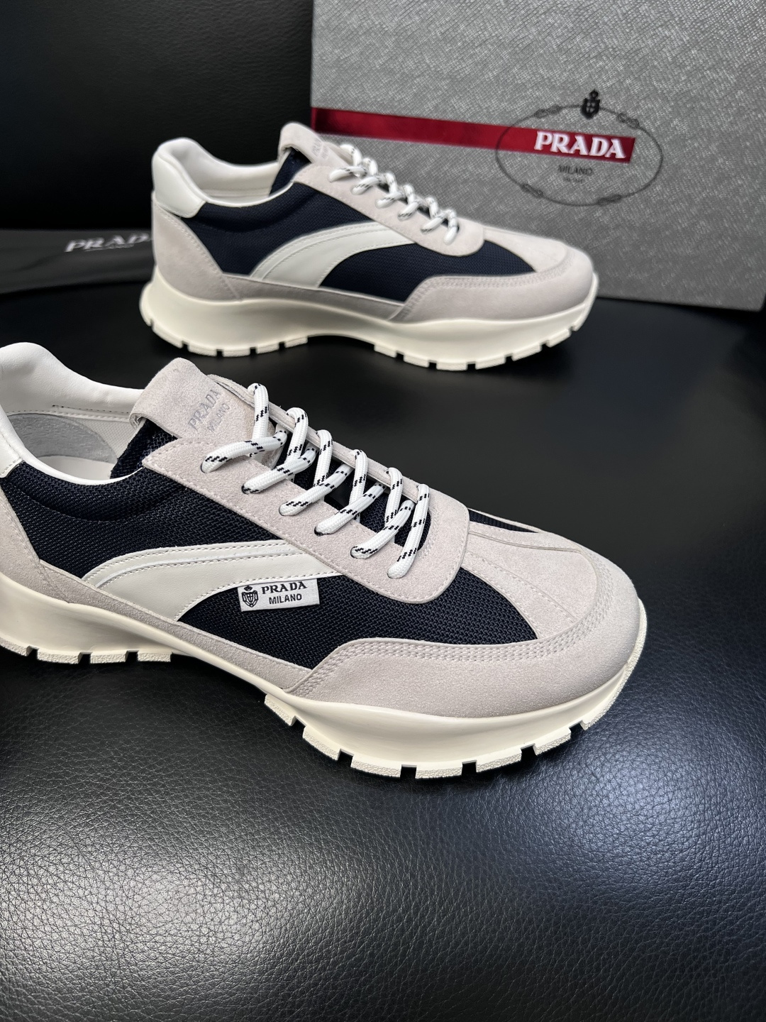 PRADA  高品质  顶级工艺品 普拉达 专柜同步 原厂配置，意大利进口原版牛皮面料，透气舒适进口水染