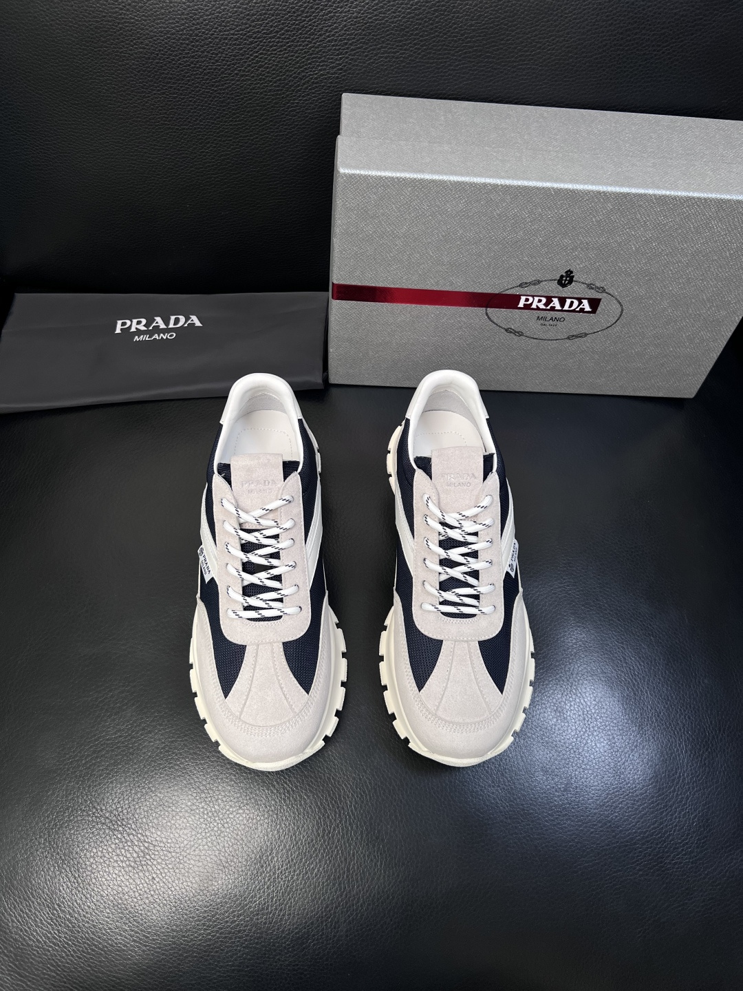 PRADA  高品质  顶级工艺品 普拉达 专柜同步 原厂配置，意大利进口原版牛皮面料，透气舒适进口水染
