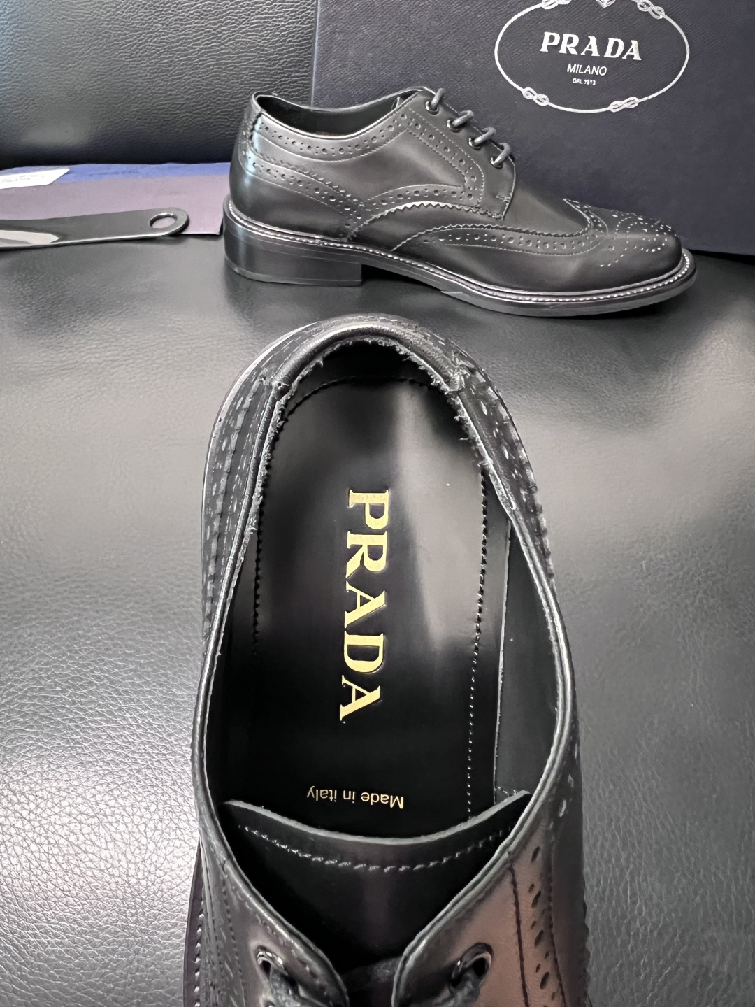 PRADA  高品质  顶级工艺品 普拉达 皮鞋专柜同步 原厂配置，意大利进口原版牛皮面料，透气舒适进口