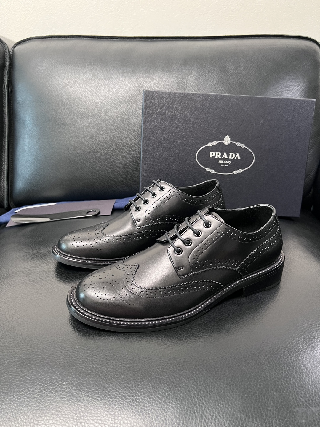 PRADA  高品质  顶级工艺品 普拉达 皮鞋专柜同步 原厂配置，意大利进口原版牛皮面料，透气舒适进口