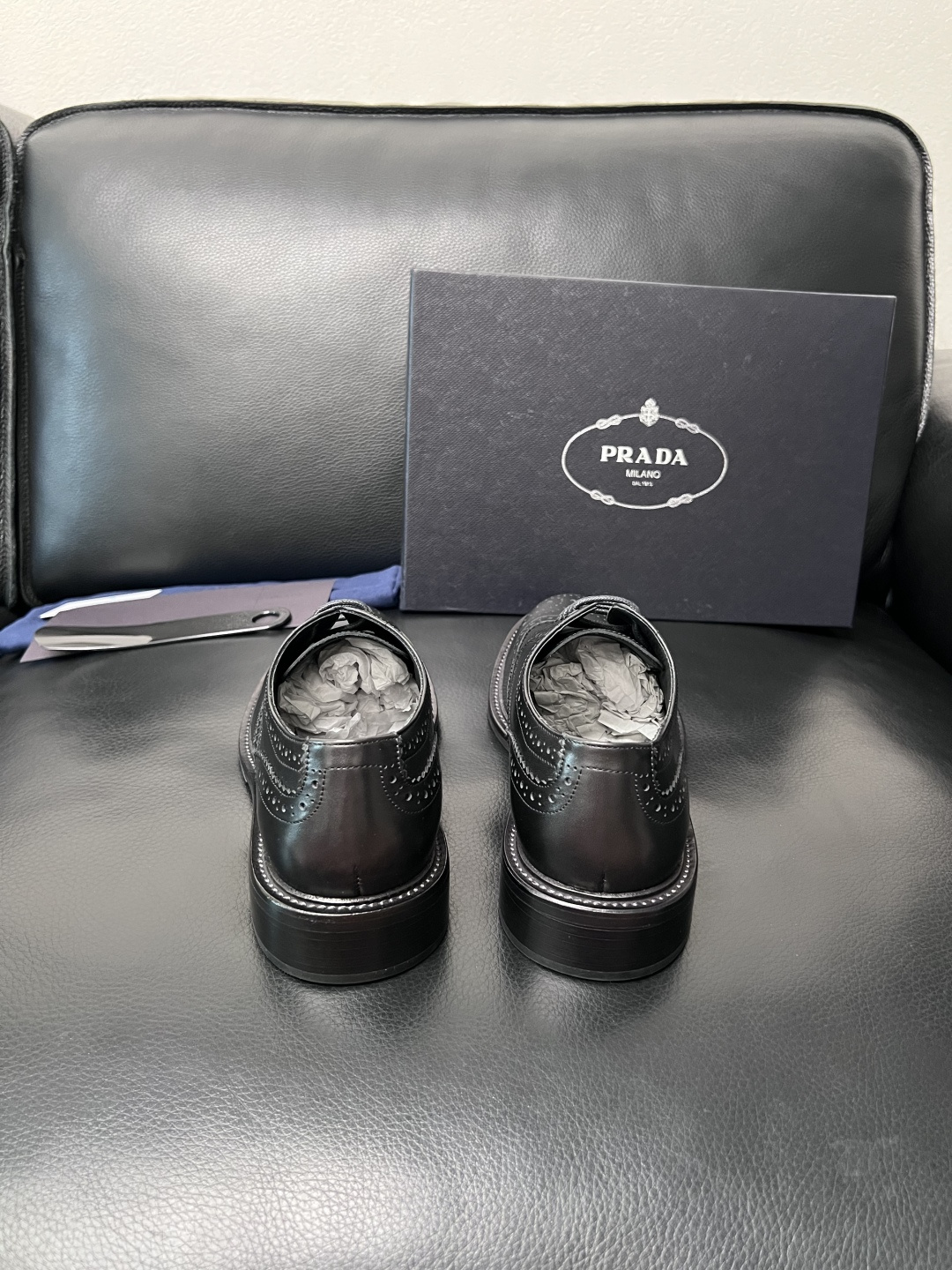 PRADA  高品质  顶级工艺品 普拉达 皮鞋专柜同步 原厂配置，意大利进口原版牛皮面料，透气舒适进口