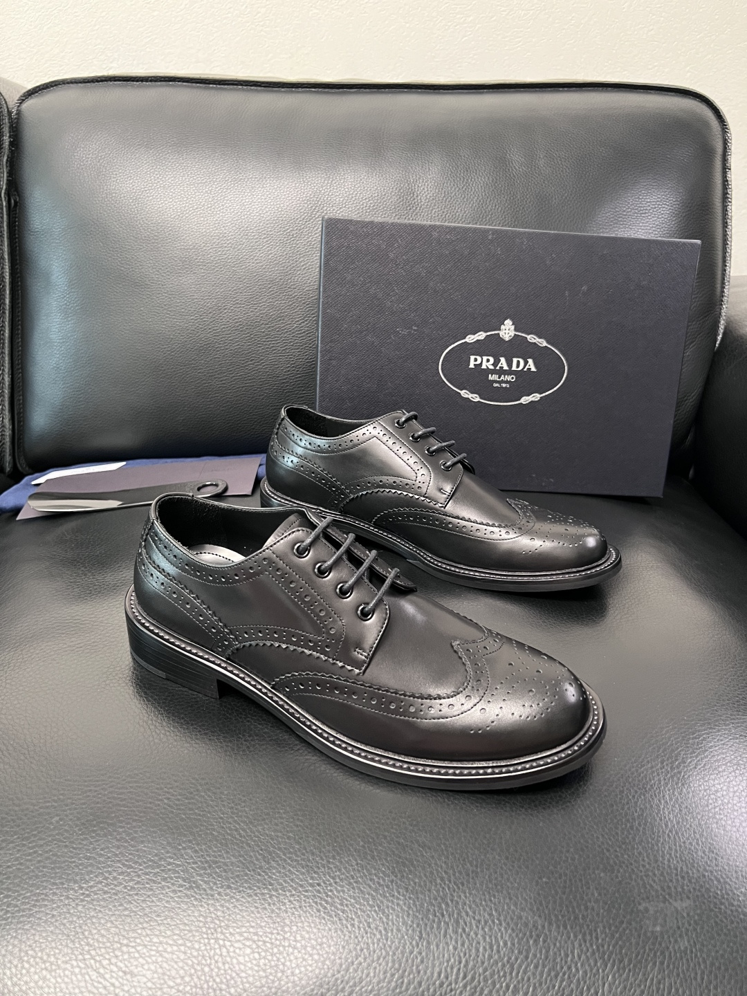 PRADA  高品质  顶级工艺品 普拉达 皮鞋专柜同步 原厂配置，意大利进口原版牛皮面料，透气舒适进口