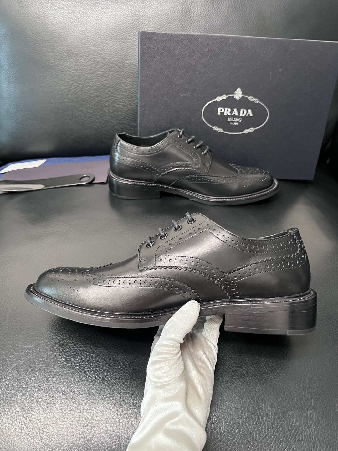 PRADA  高品质  顶级工艺品 普拉达 皮鞋专柜同步 原厂配置，意大利进口原版牛皮面料，透气舒适进口