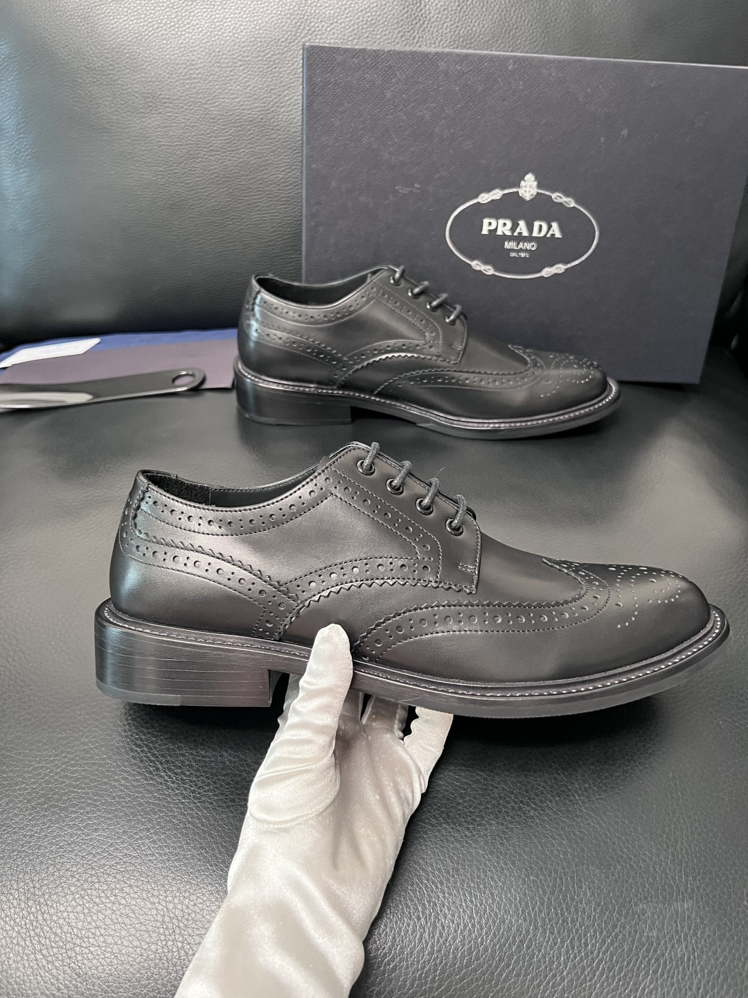 PRADA  高品质  顶级工艺品 普拉达 皮鞋专柜同步 原厂配置，意大利进口原版牛皮面料，透气舒适进口