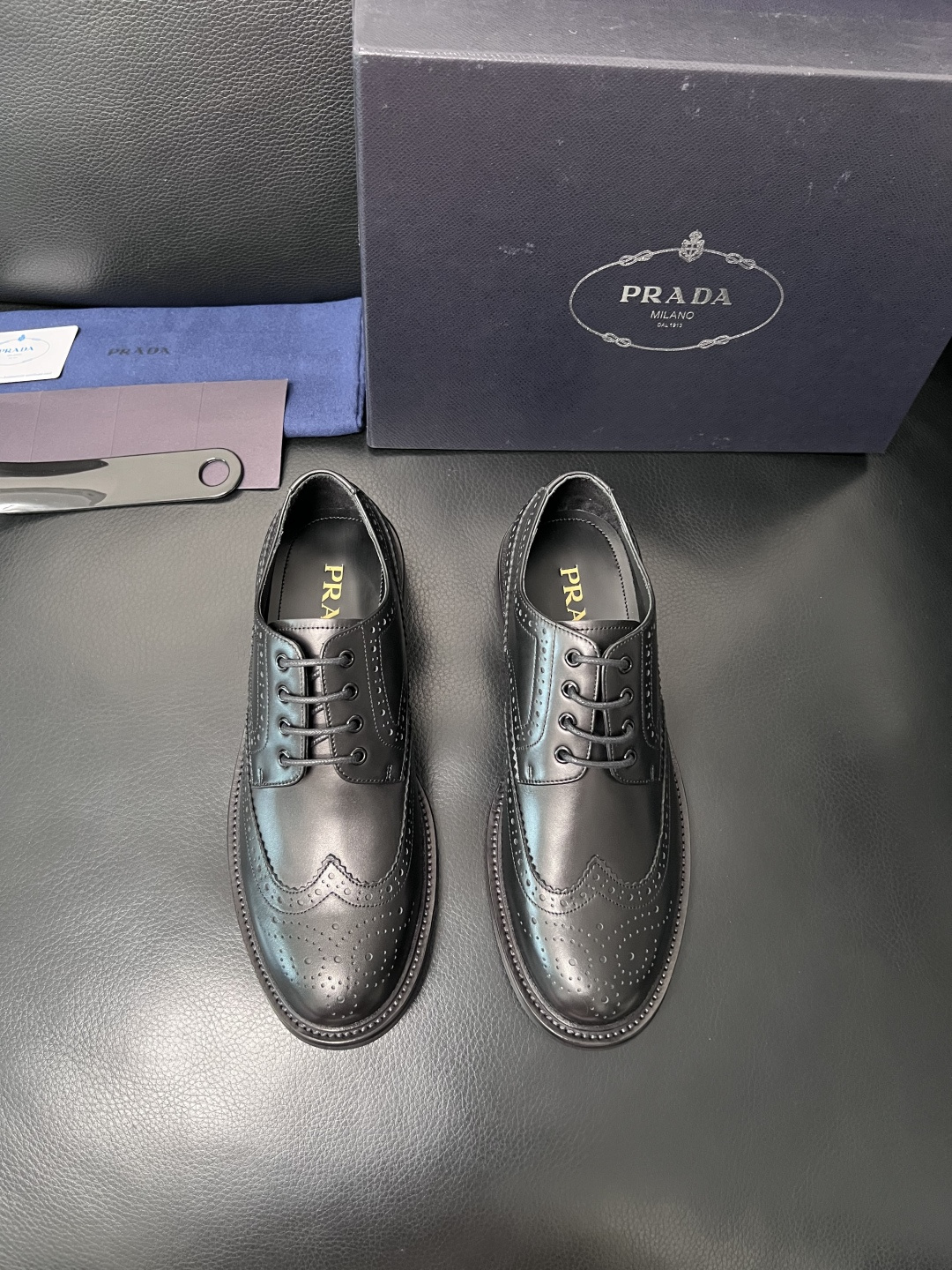 PRADA  高品质  顶级工艺品 普拉达 皮鞋专柜同步 原厂配置，意大利进口原版牛皮面料，透气舒适进口