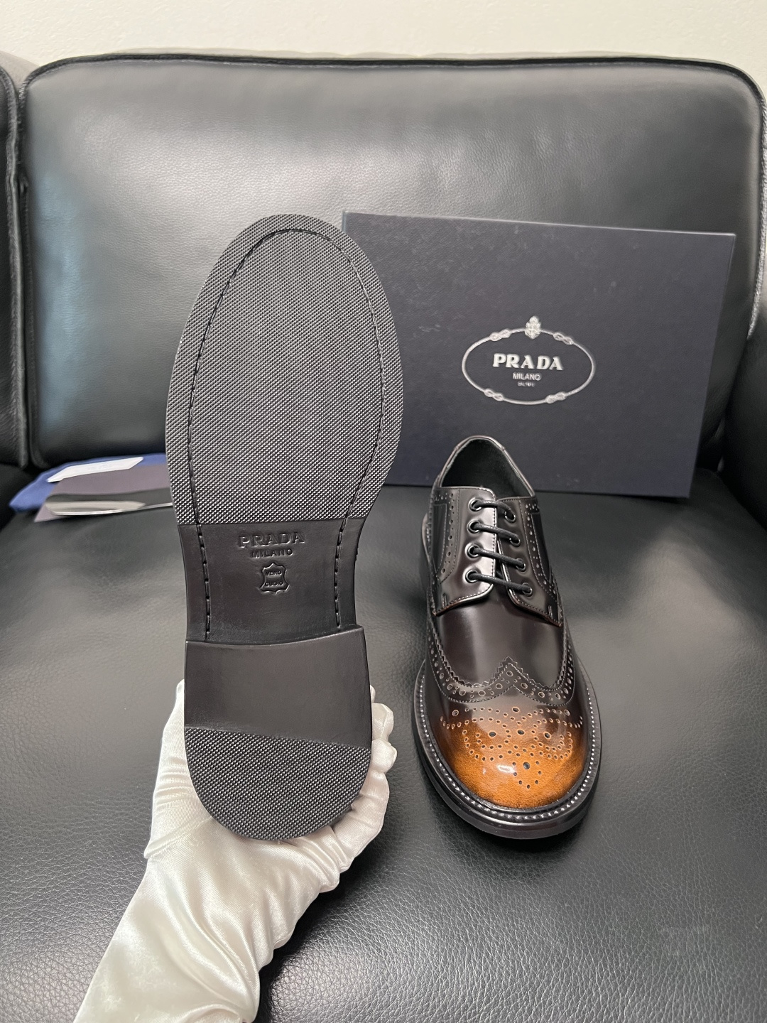 PRADA  高品质  顶级工艺品 普拉达 皮鞋专柜同步 原厂配置，意大利进口原版牛皮面料，透气舒适进口