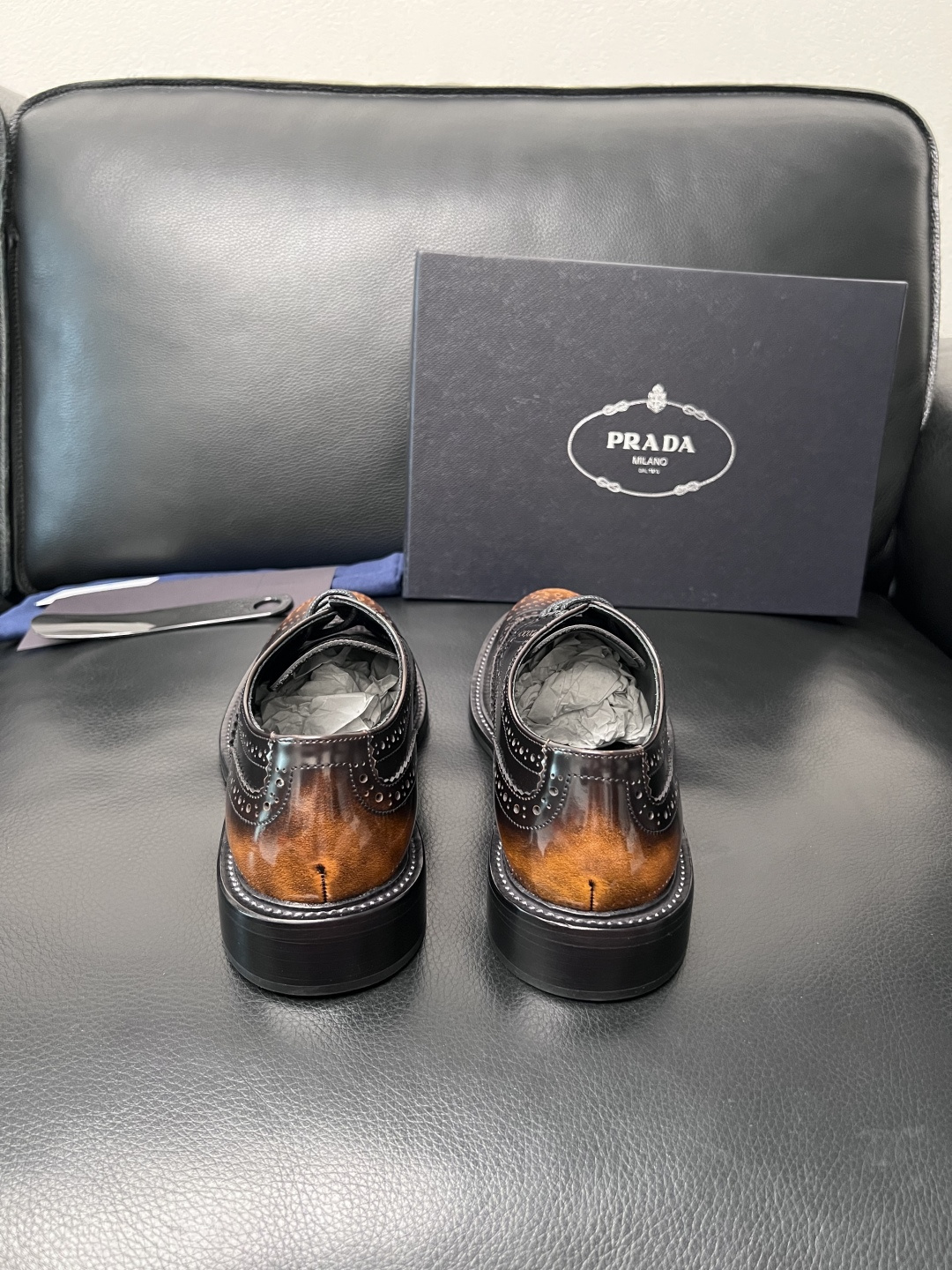 PRADA  高品质  顶级工艺品 普拉达 皮鞋专柜同步 原厂配置，意大利进口原版牛皮面料，透气舒适进口