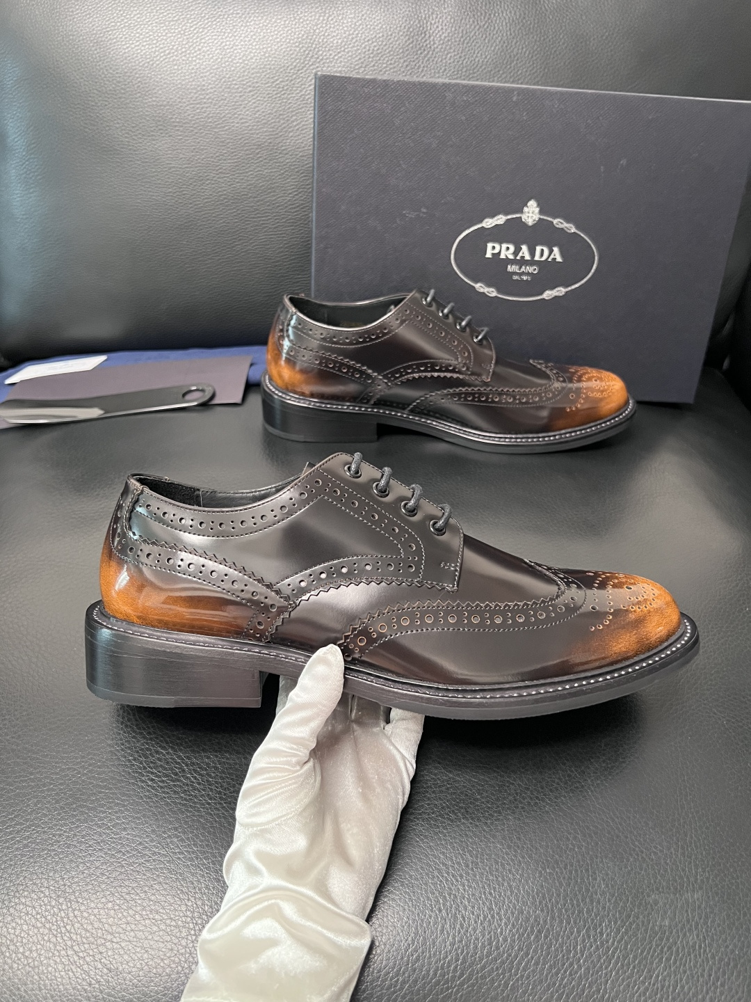 PRADA  高品质  顶级工艺品 普拉达 皮鞋专柜同步 原厂配置，意大利进口原版牛皮面料，透气舒适进口