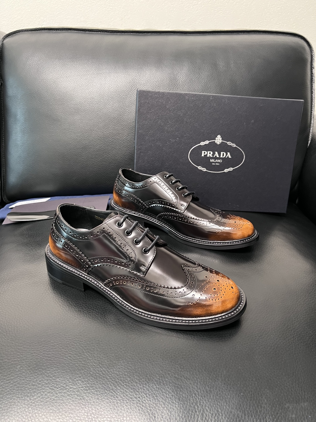 PRADA  高品质  顶级工艺品 普拉达 皮鞋专柜同步 原厂配置，意大利进口原版牛皮面料，透气舒适进口