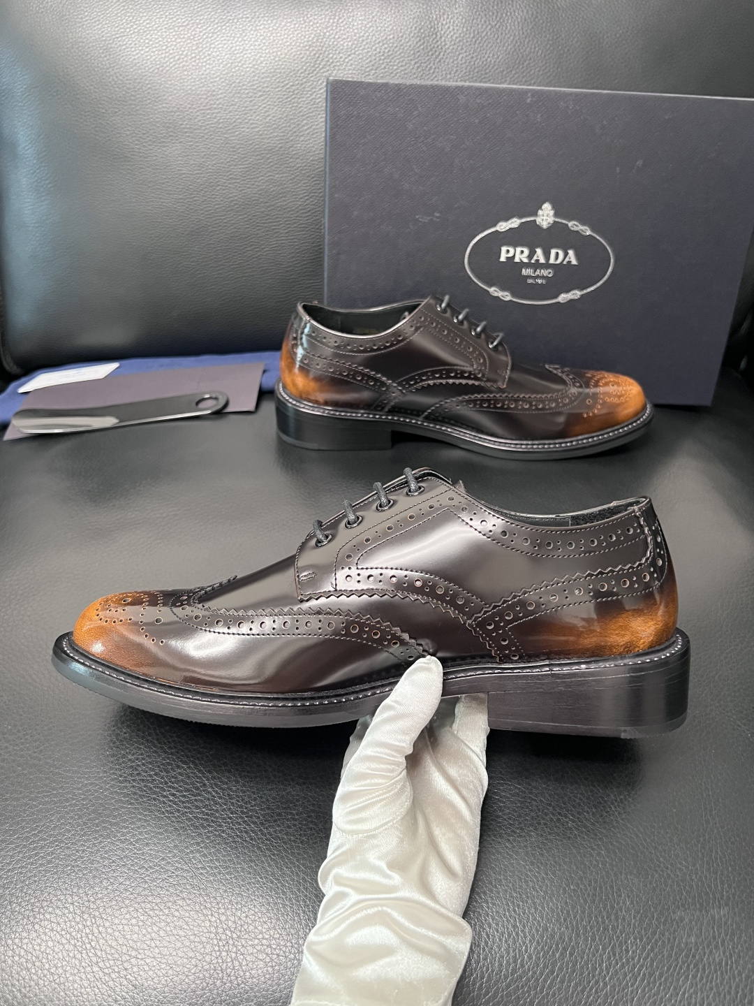 PRADA  高品质  顶级工艺品 普拉达 皮鞋专柜同步 原厂配置，意大利进口原版牛皮面料，透气舒适进口