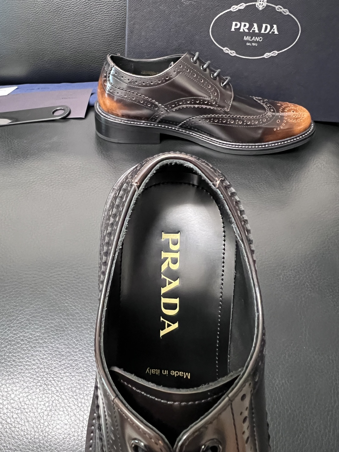 PRADA  高品质  顶级工艺品 普拉达 皮鞋专柜同步 原厂配置，意大利进口原版牛皮面料，透气舒适进口